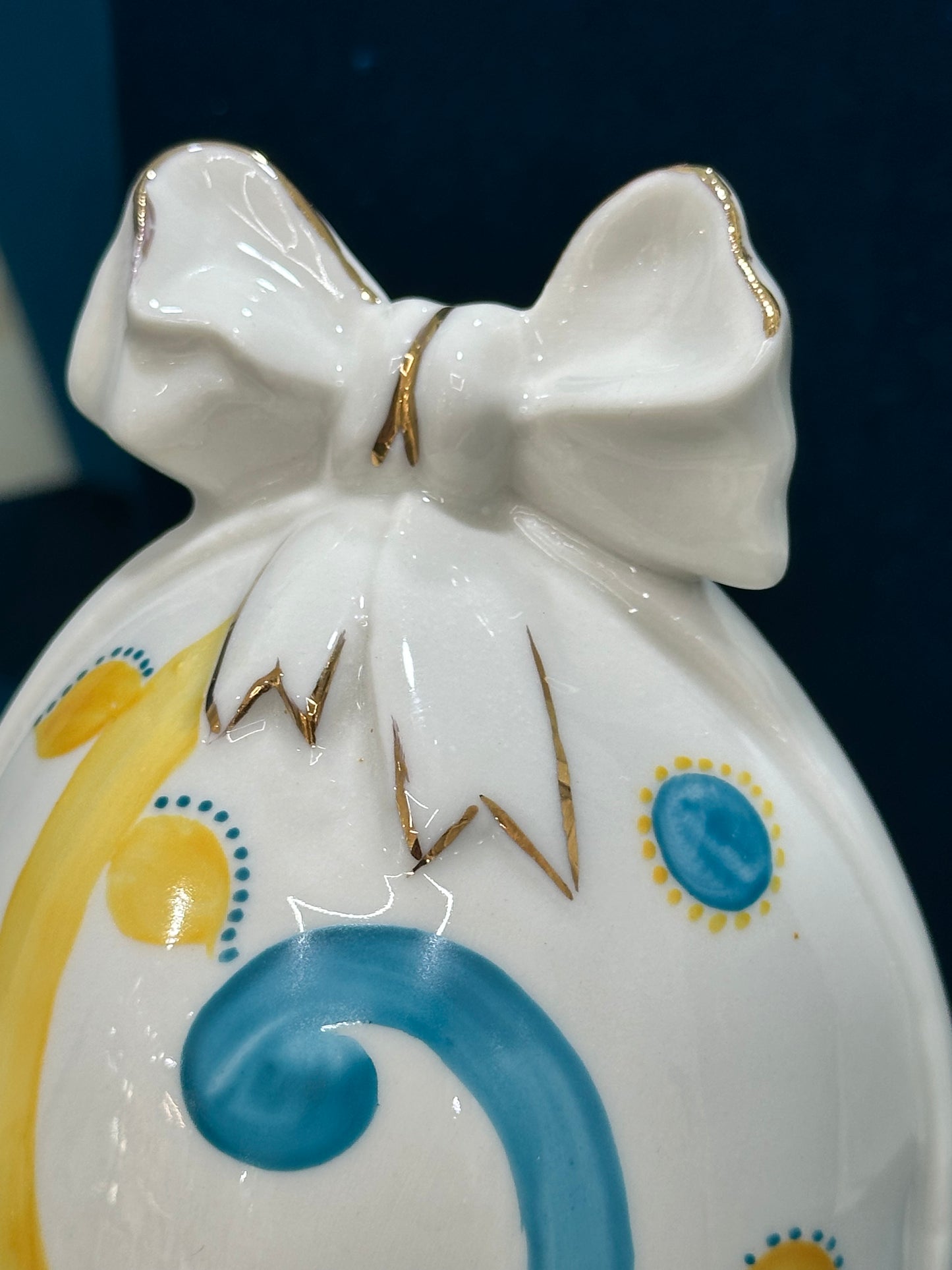 UOVO DI CERAMICA CON FIOCCO