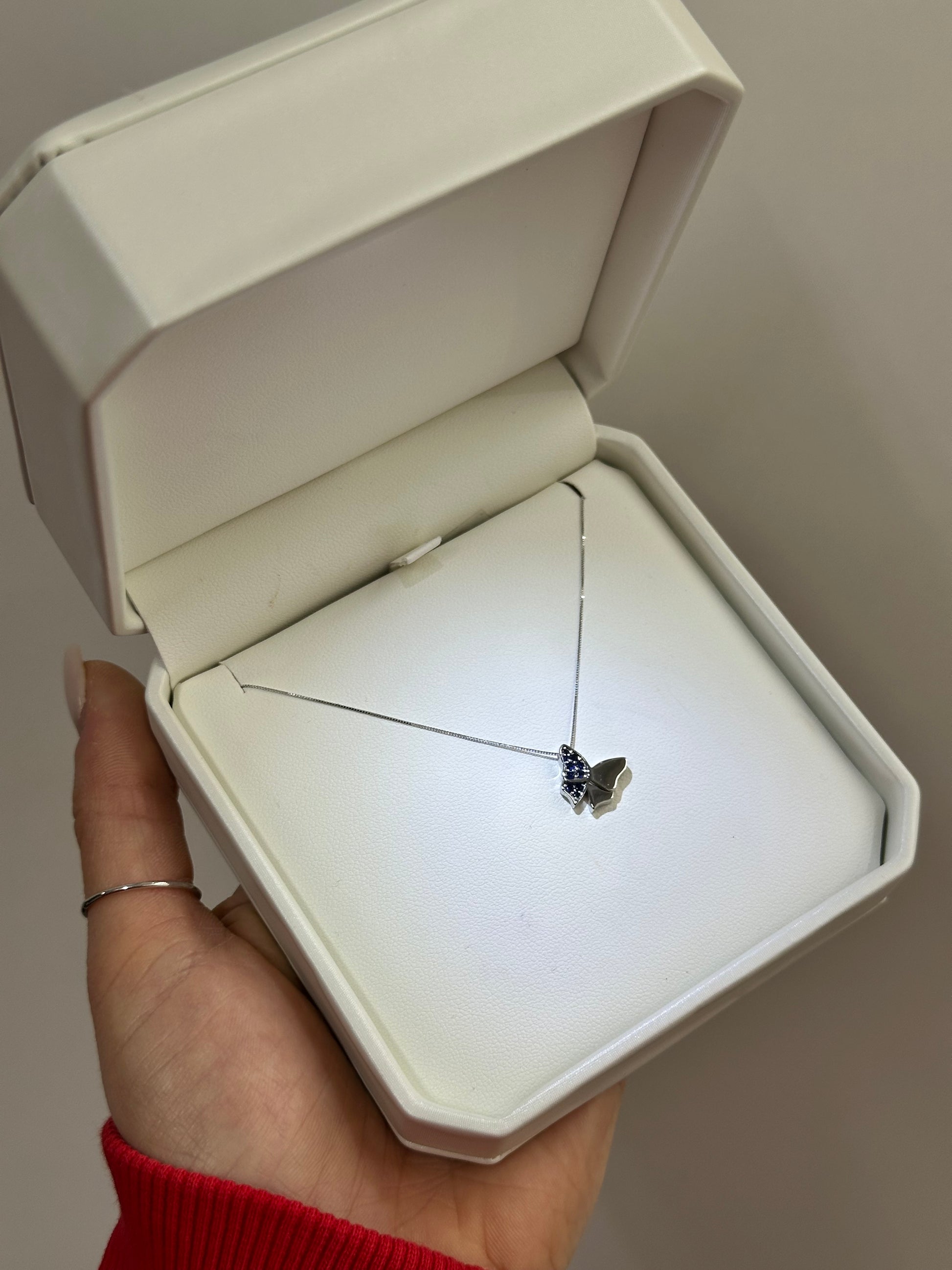 COLLANA FARFALLA IN ORO 18KT CON ZAFFIRO BLU