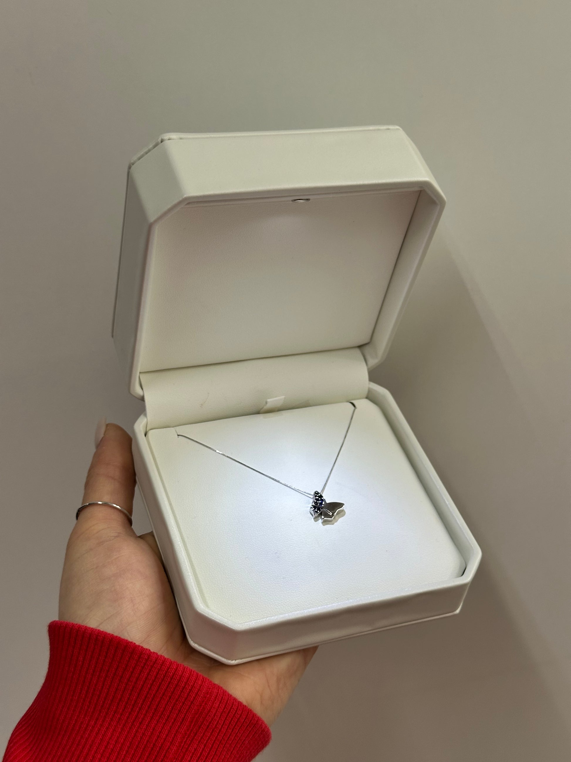 COLLANA FARFALLA IN ORO 18KT CON ZAFFIRO BLU