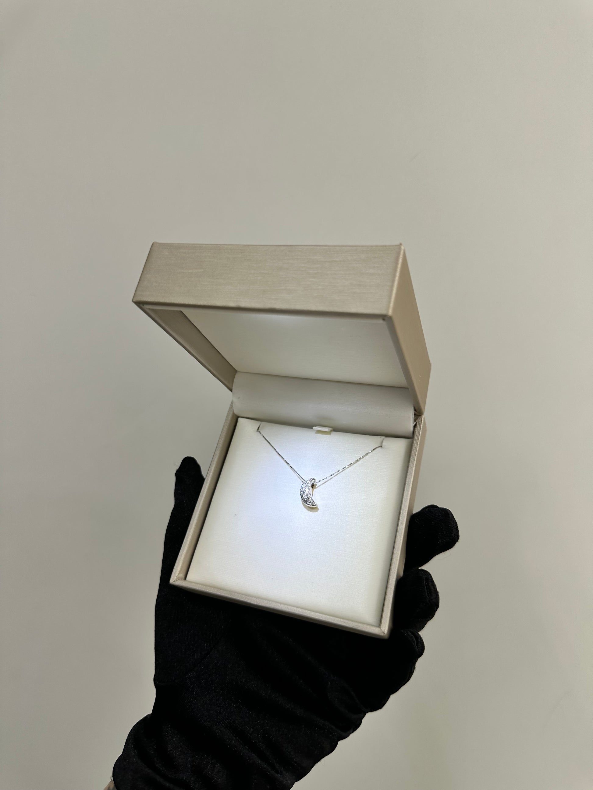 COLLANA MEZZA LUNA CON DIAMANTI BICOLORE ORO 18KT