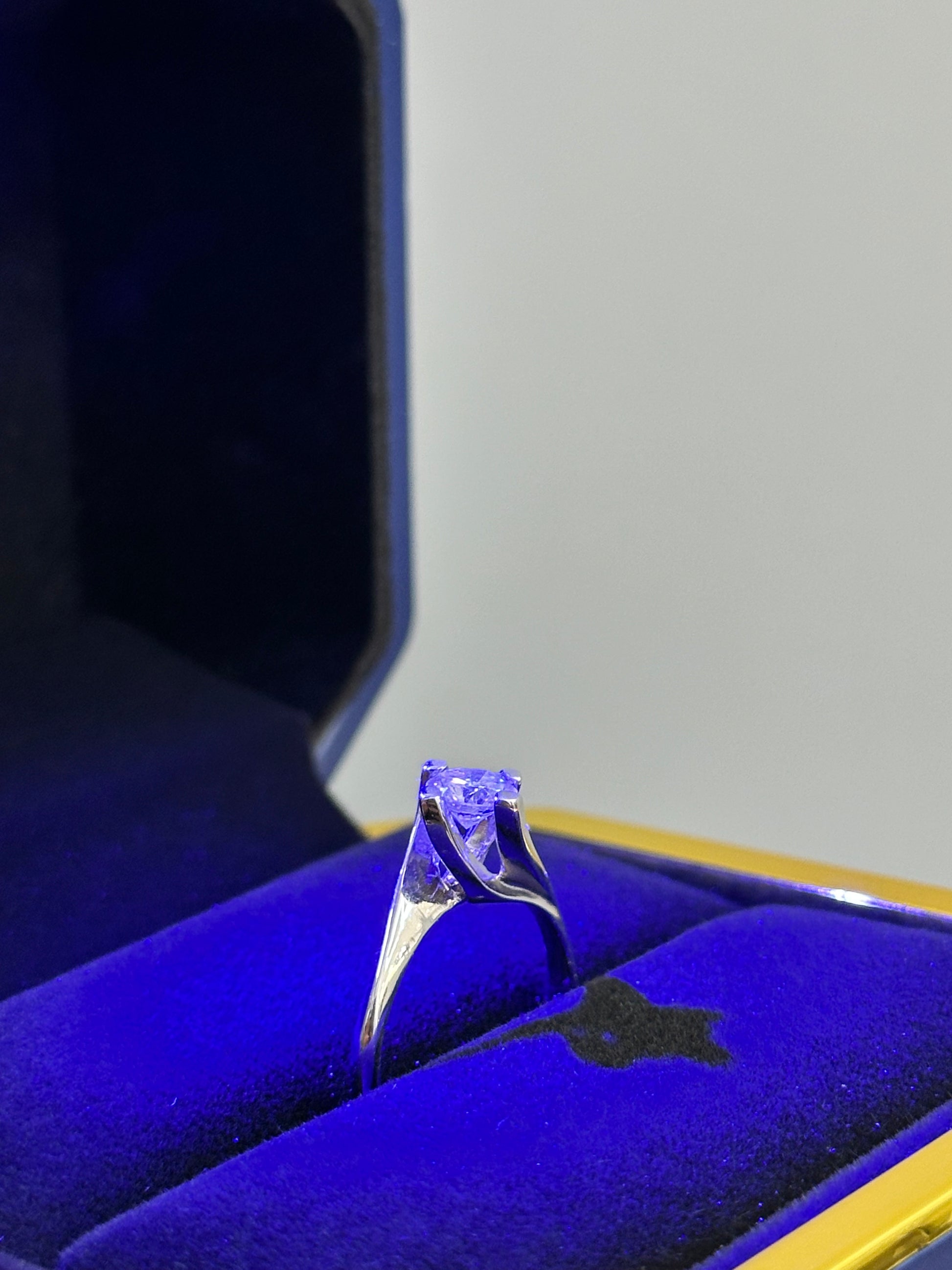 ANELLO SOLITARIO ORO 18KT CON DIAMANTI