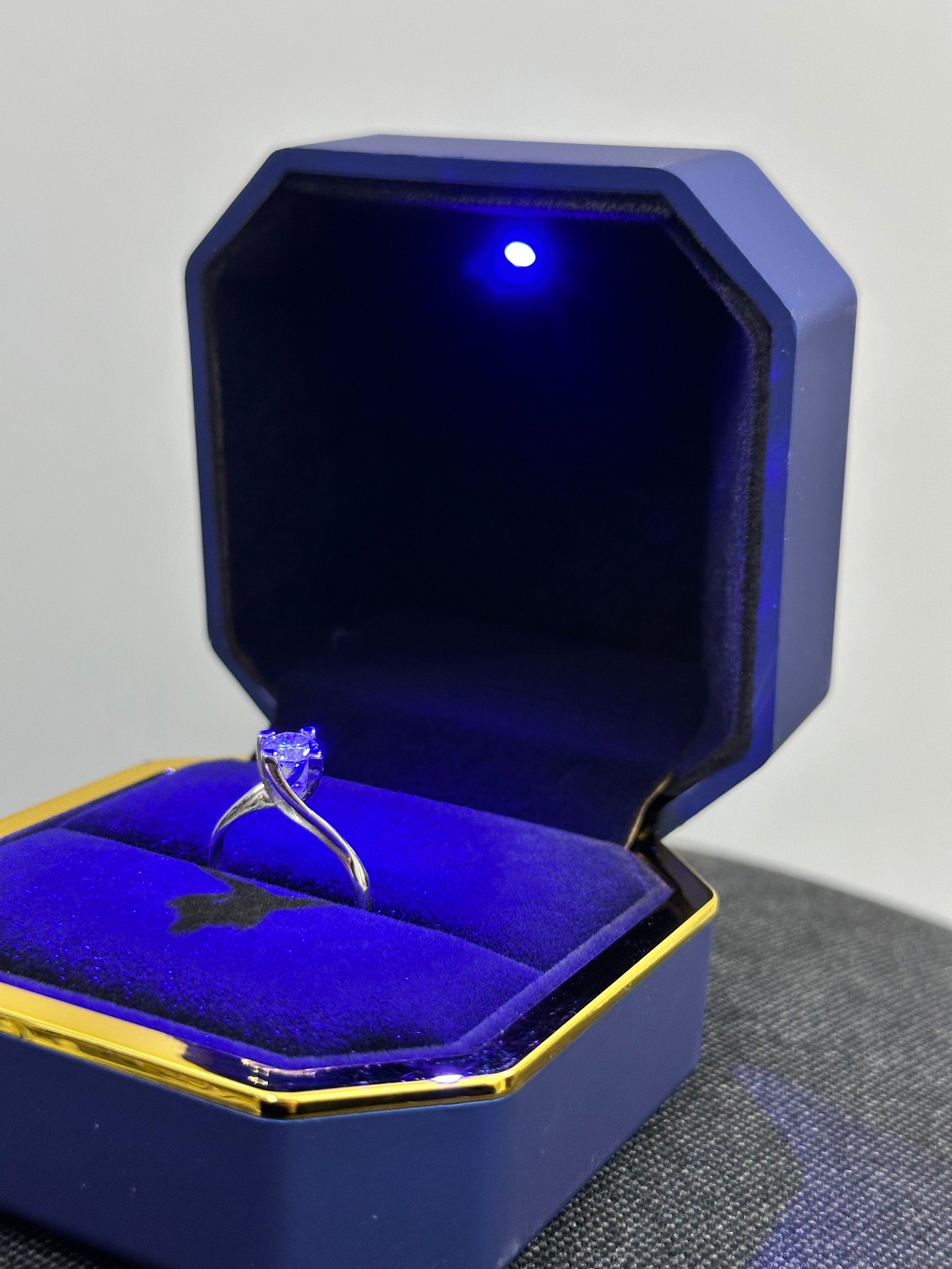 ANELLO SOLITARIO ORO 18KT CON DIAMANTI