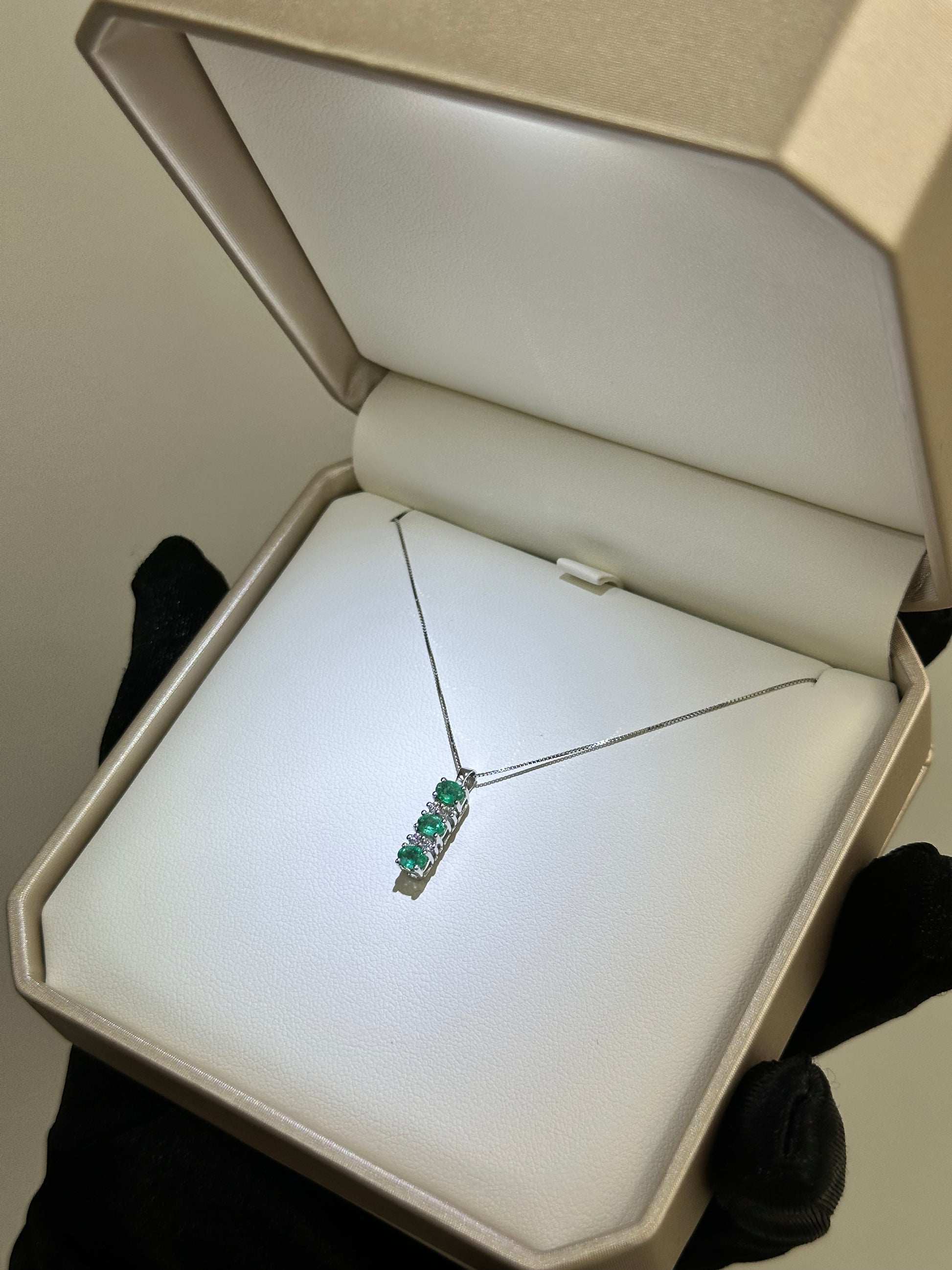 COLLANA PENDENTE CON SMERALDI ORO 18KT