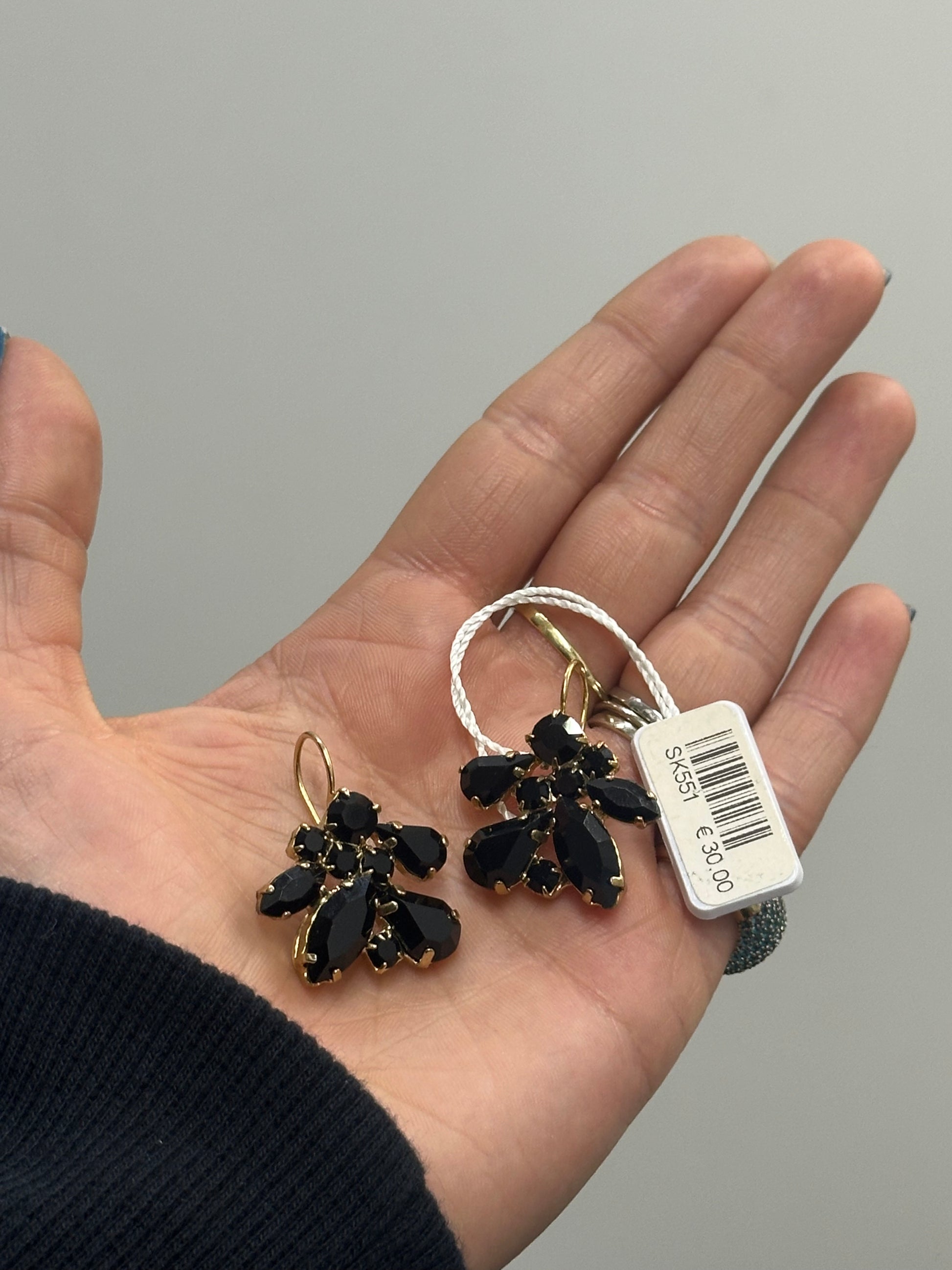 ORECCHINI SAKI PIETRE NERE