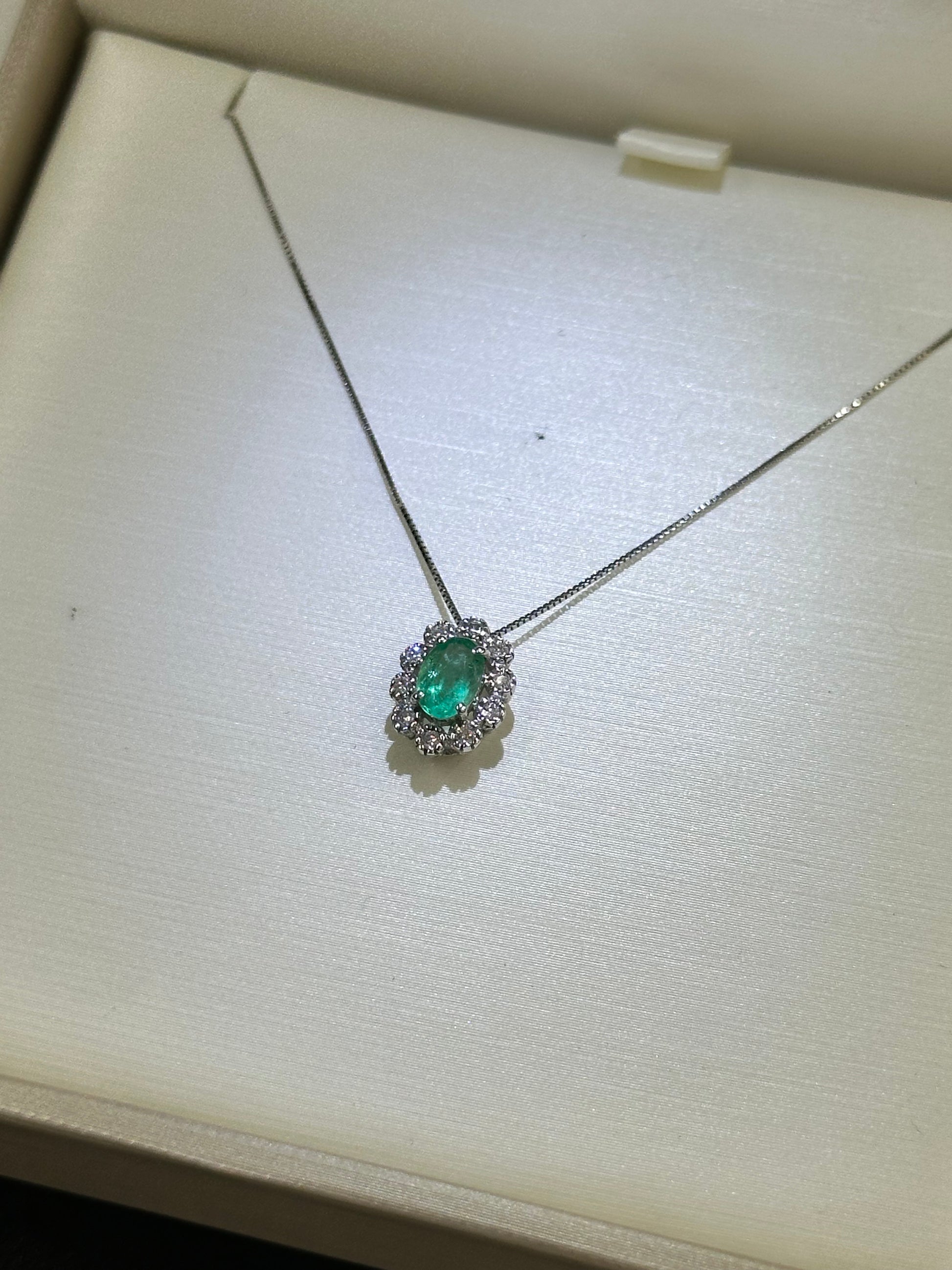 COLLANA KATE CON SMERALDO E DIAMANTI ORO 18KT