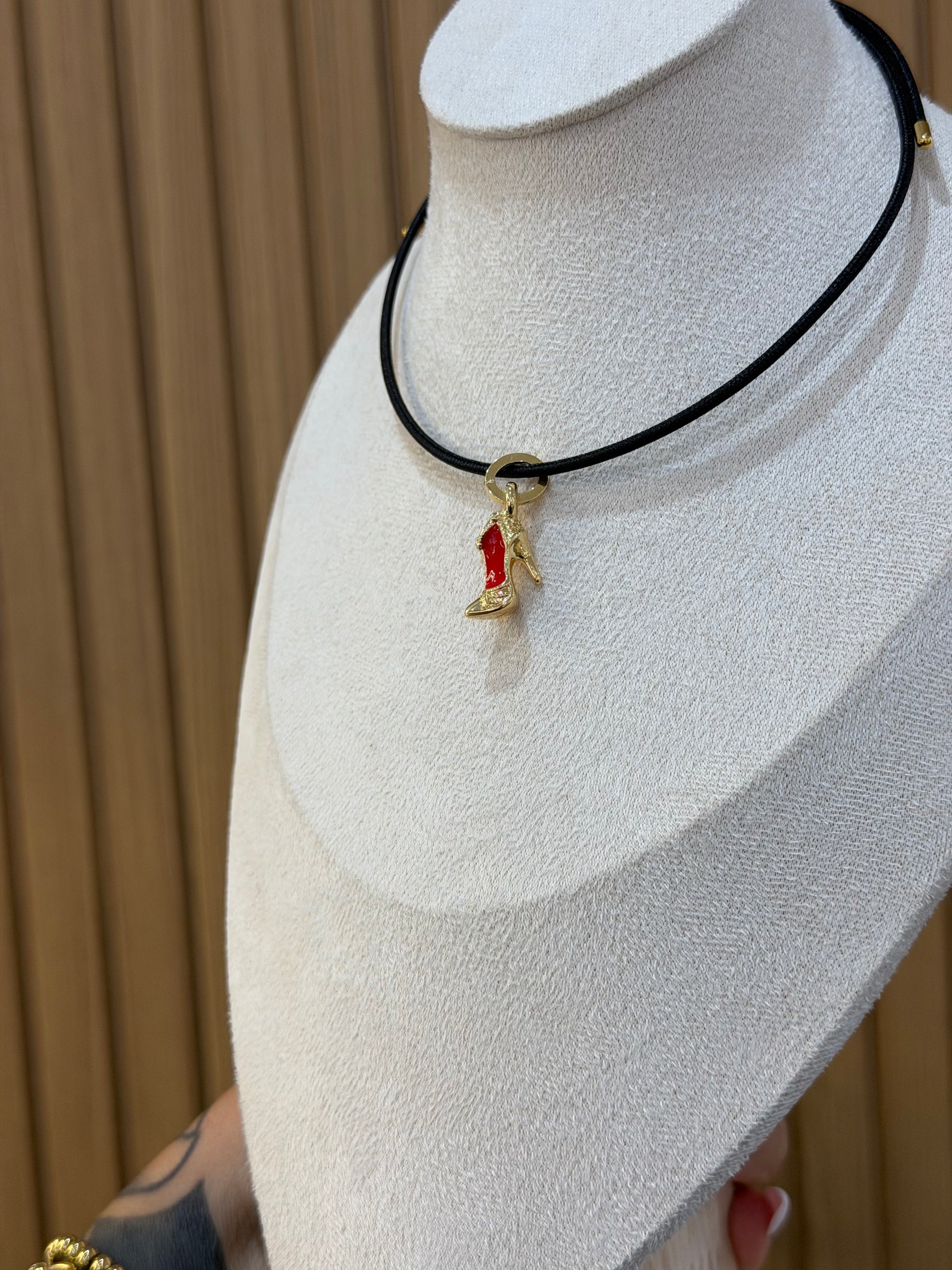 COLLANA CALAMITA CON CIONDOLO TACCO ORO 18KT