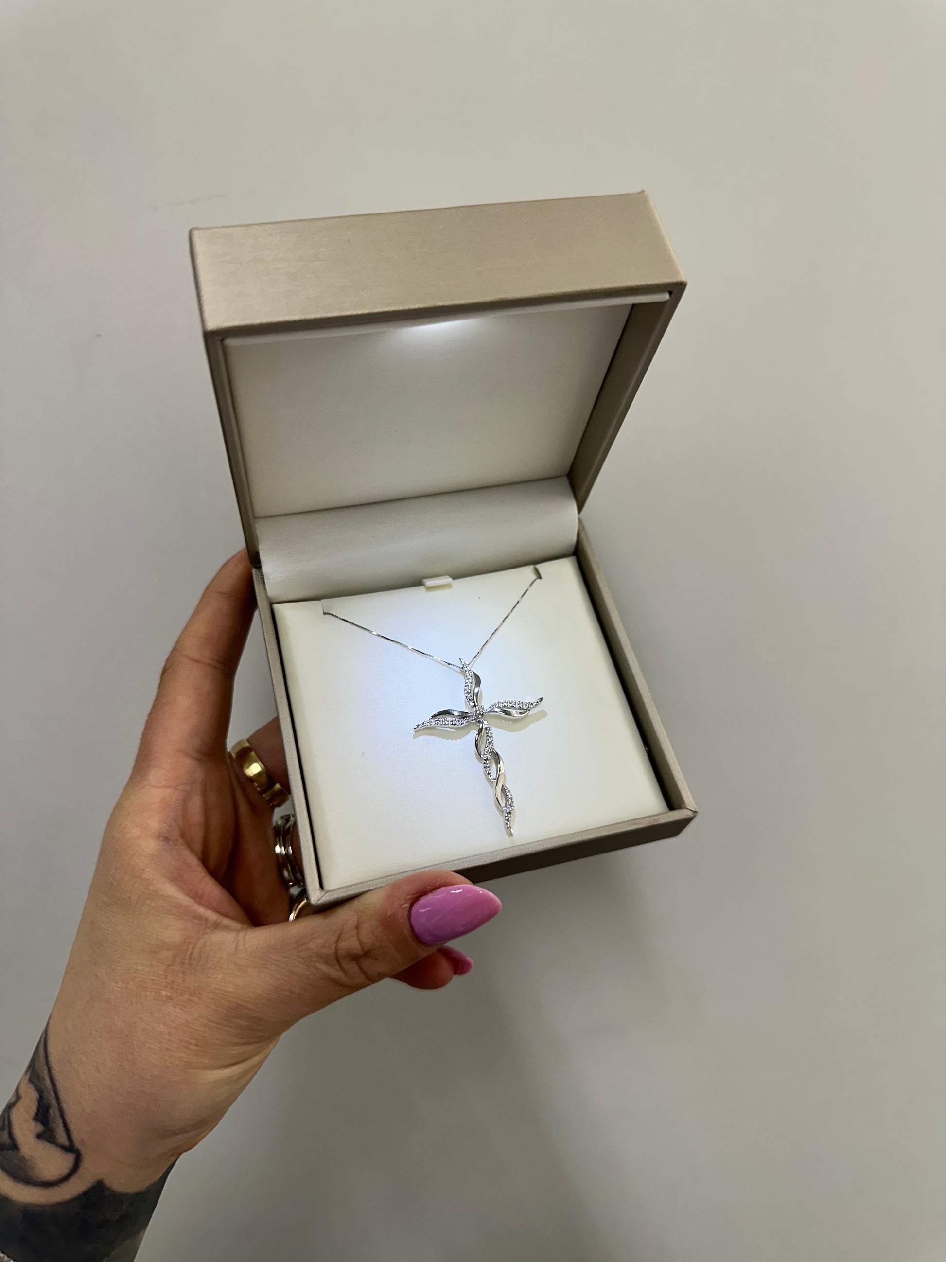 COLLANA CON CROCE ORO E DIAMANTI