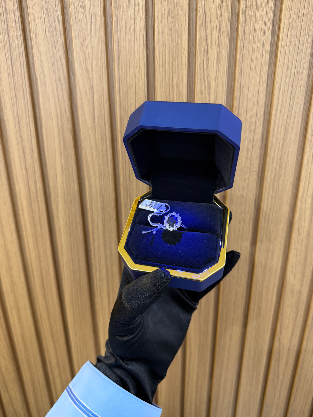 ANELLO ORO 18KT CON DIAMANTI E ZAFFIRO BLU