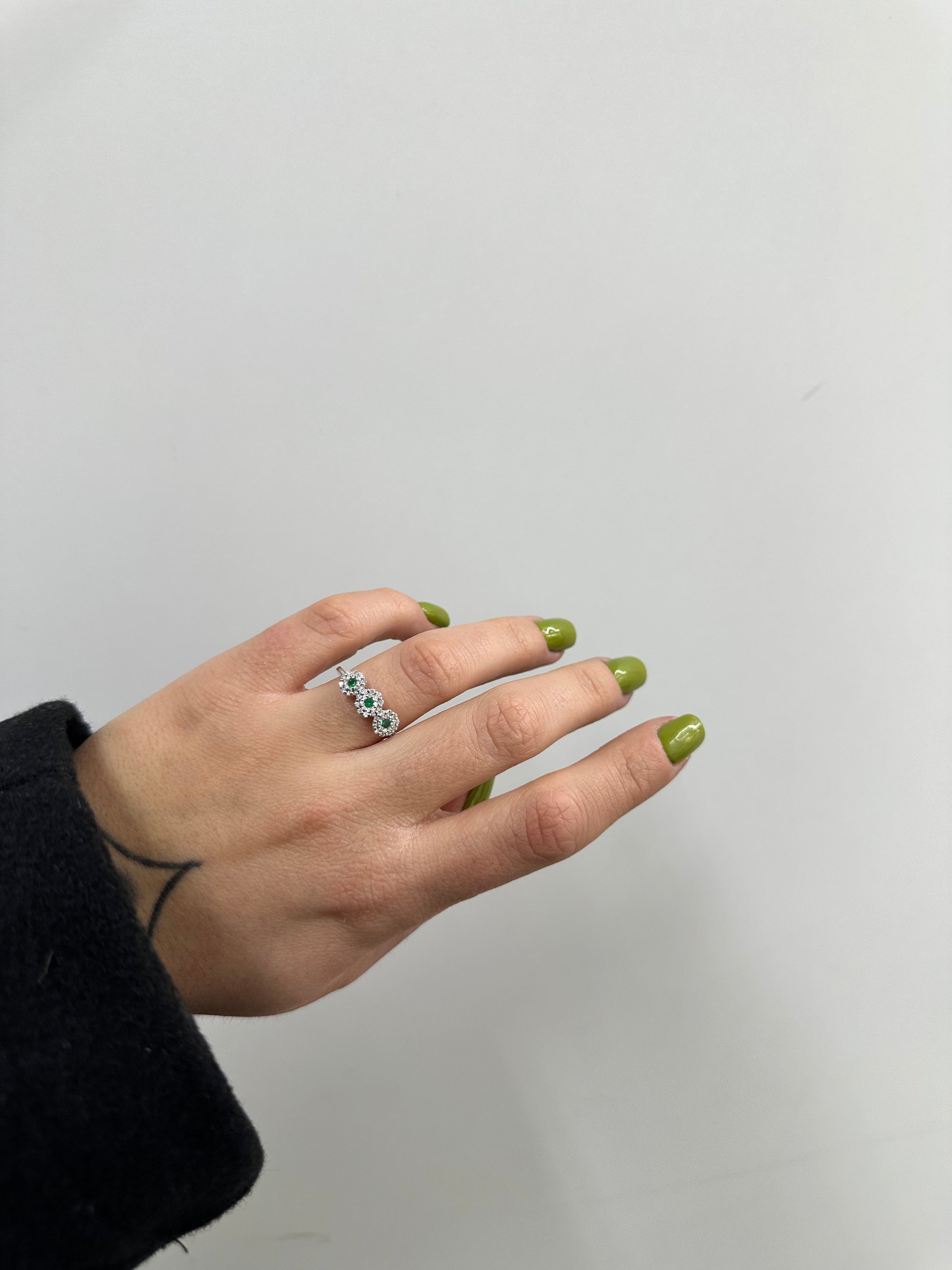 ANELLO TRILOGY ORO 18KT CON SMERALDI E DIAMANTI