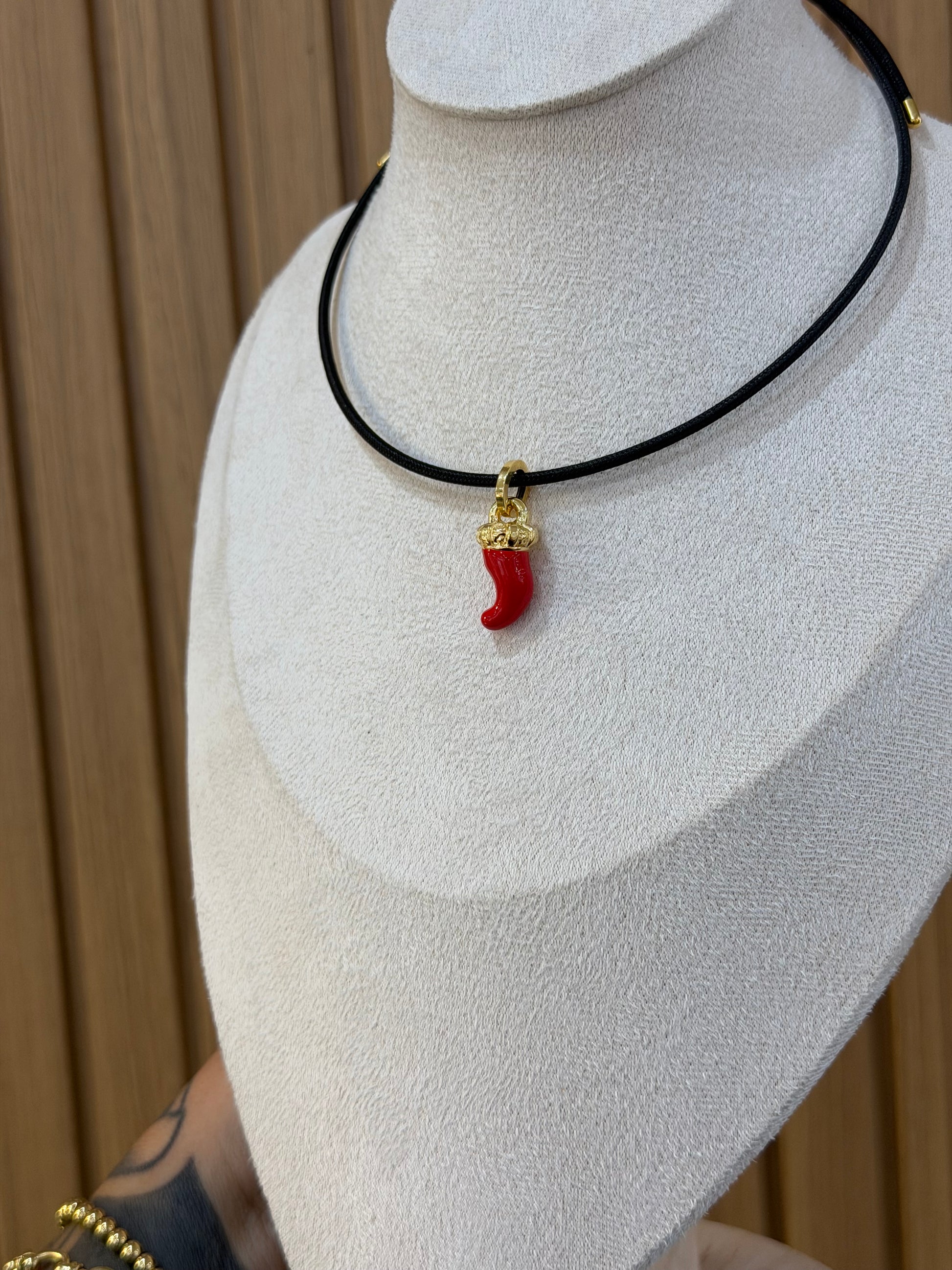 COLLANA CALAMITA CON CIONDOLO CORNO SMALTATO ORO 18KT