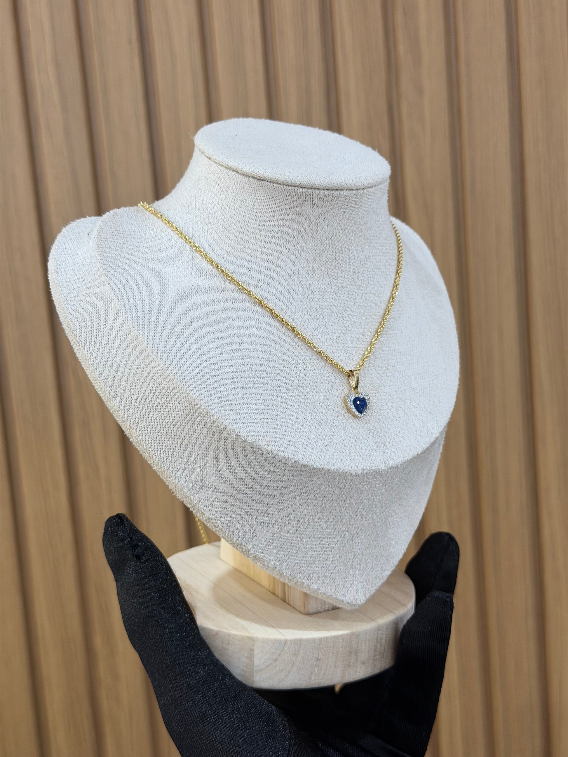 COLLANA IN ORO 18KT CON CIONDOLO CUORICINO BLU