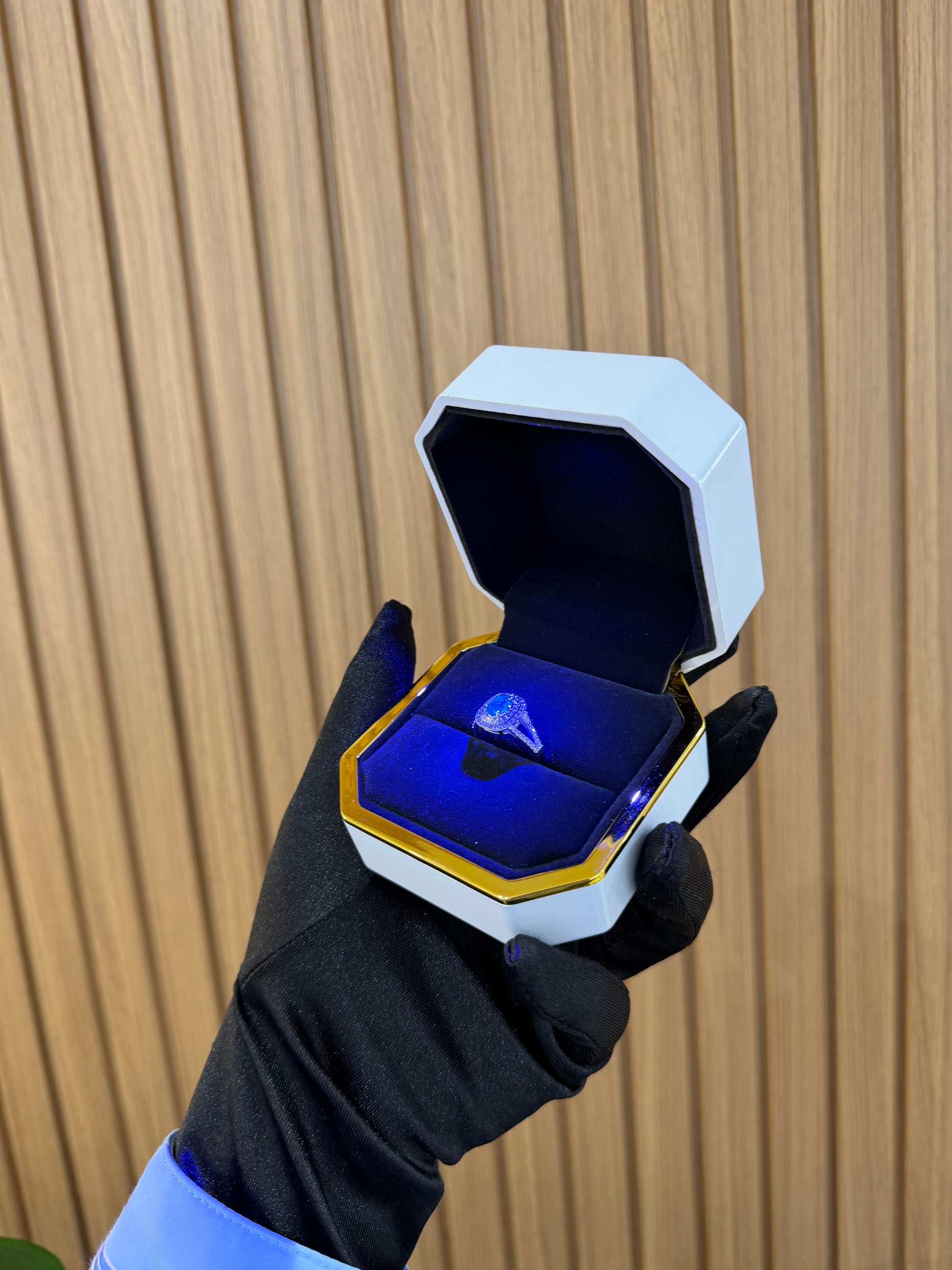 ANELLO ORO 18KT CON DIAMANTI E SMERALDO