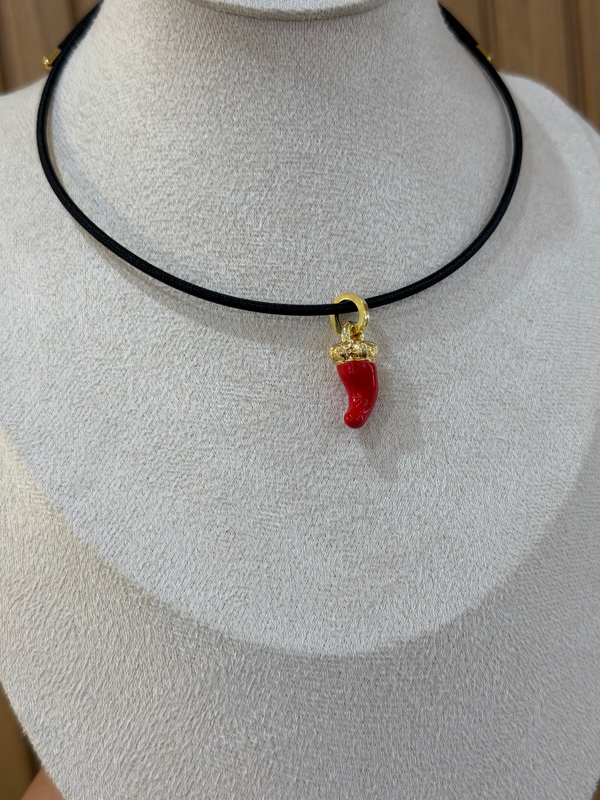 COLLANA CALAMITA CON CIONDOLO CORNO SMALTATO ORO 18KT