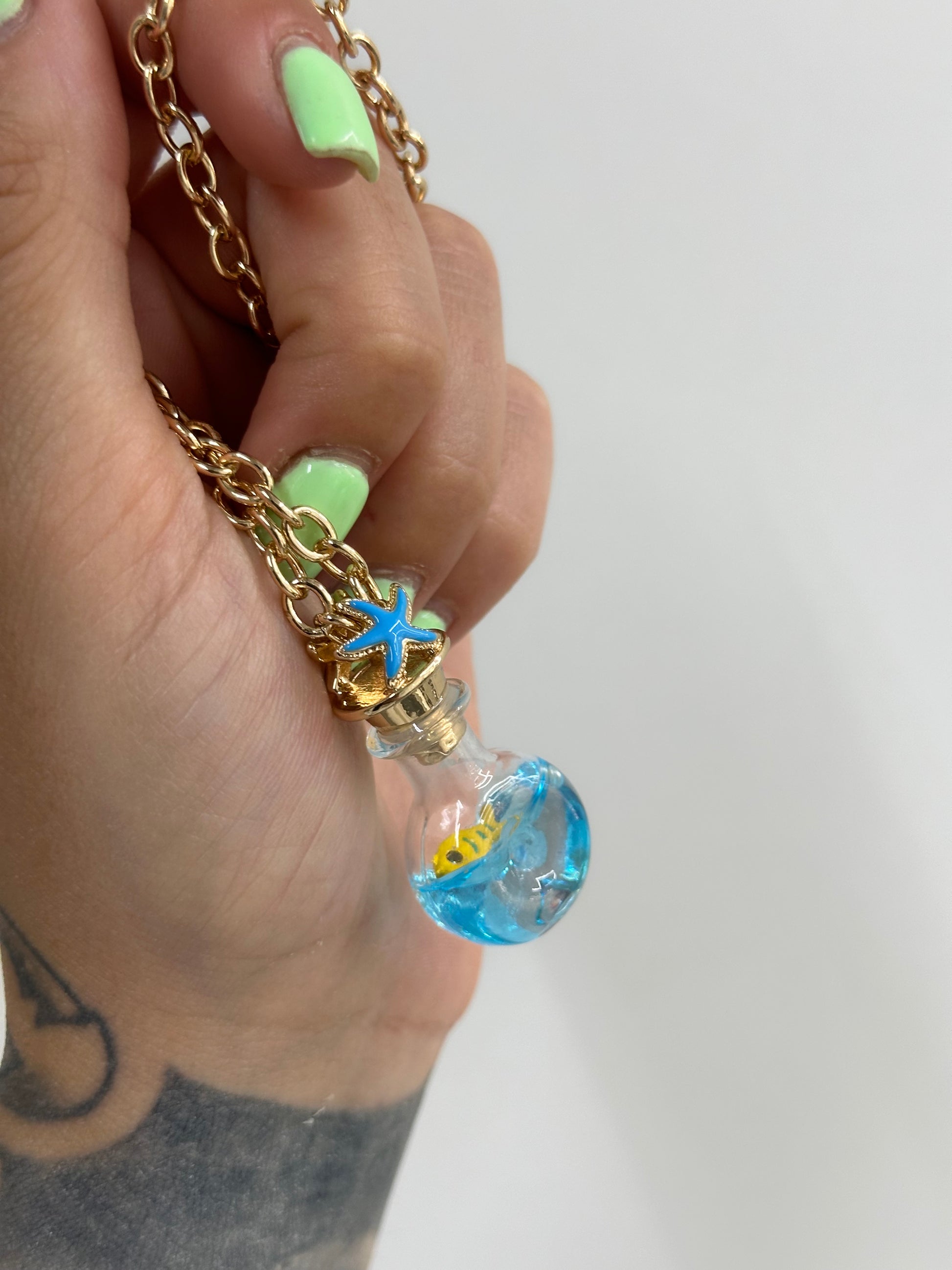 COLLANA AMO CAPRI IN METALLO CON BOTTIGLINA STELLA E PESCIOLINO