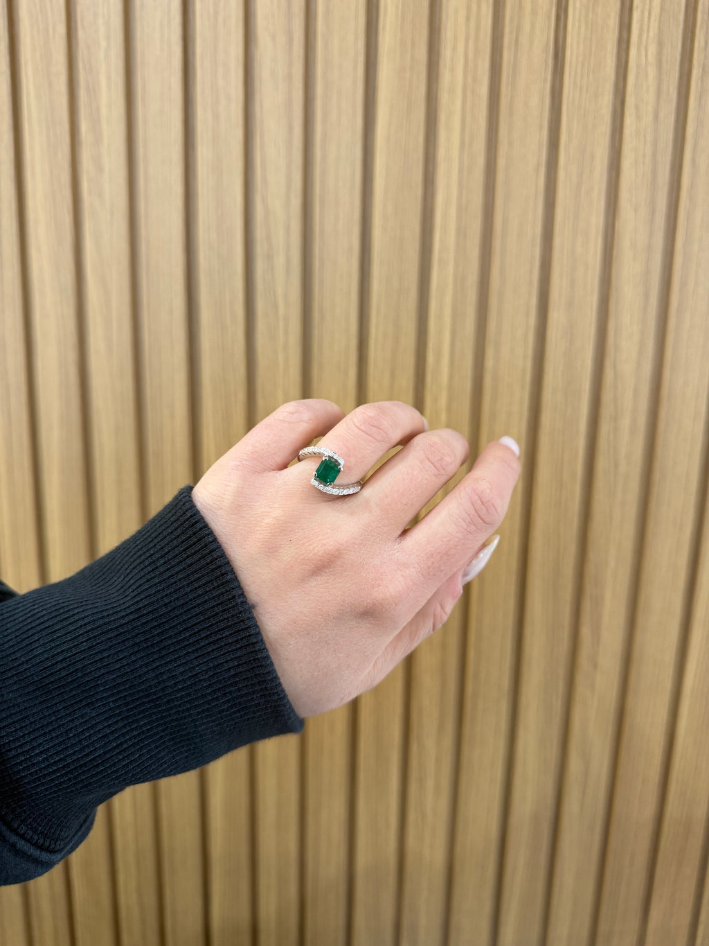 ANELLO ORO 18KT CON DIAMANTI E SMERALDO