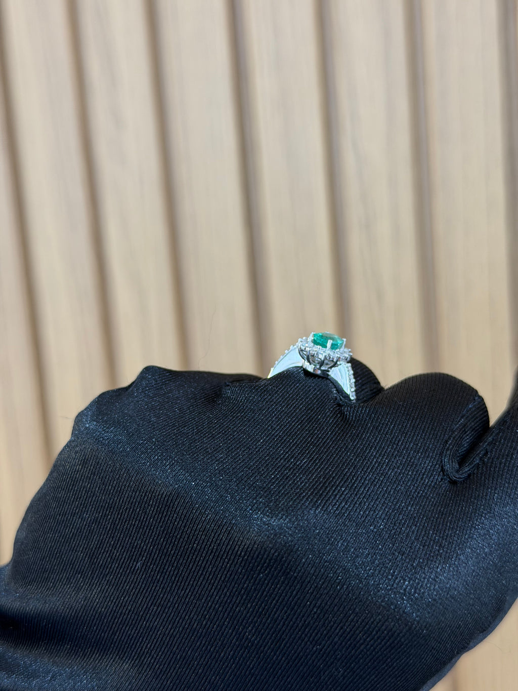 ANELLO ORO 18KT CON DIAMANTI E SMERALDO