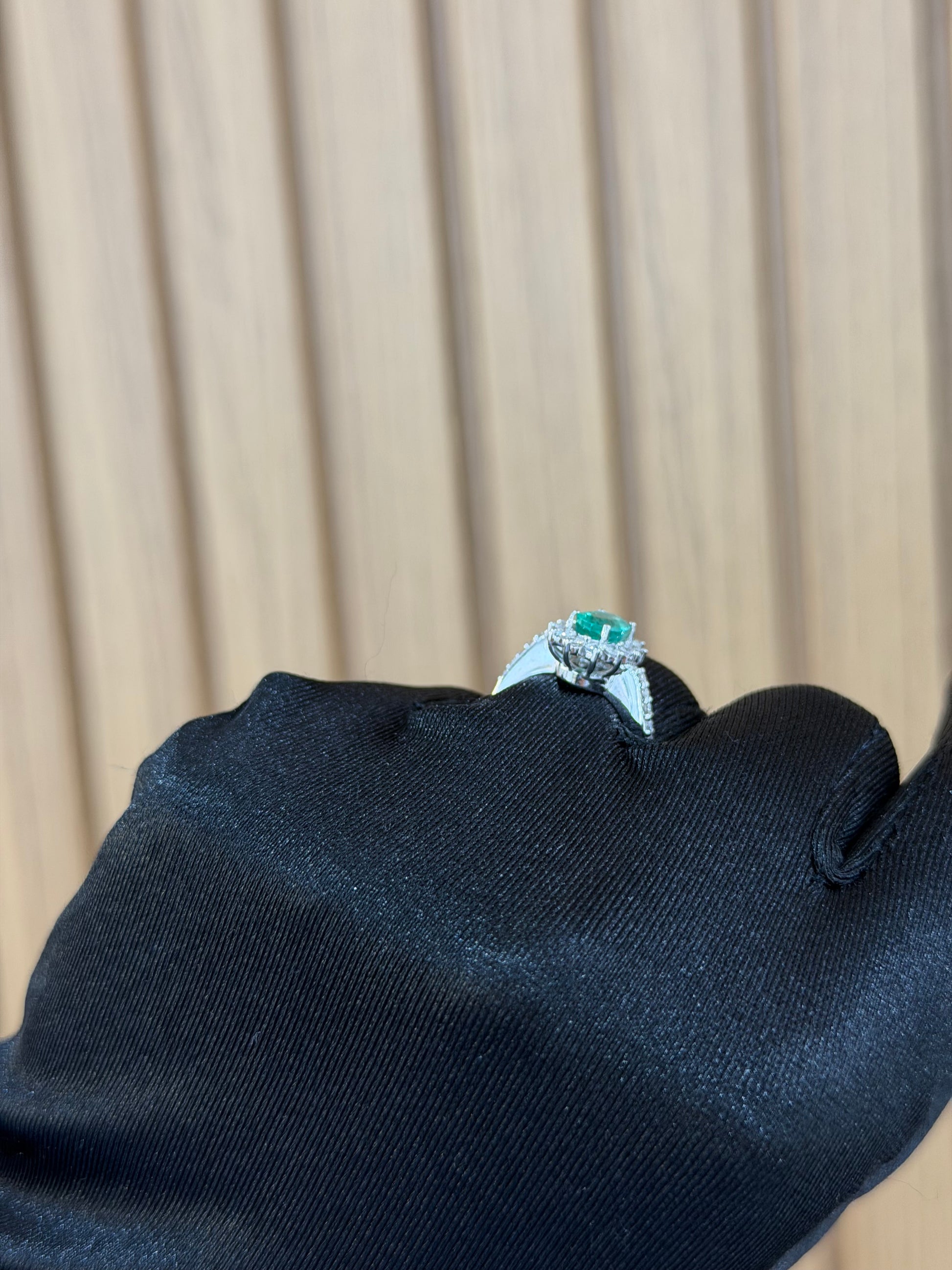 ANELLO ORO 18KT CON DIAMANTI E SMERALDO