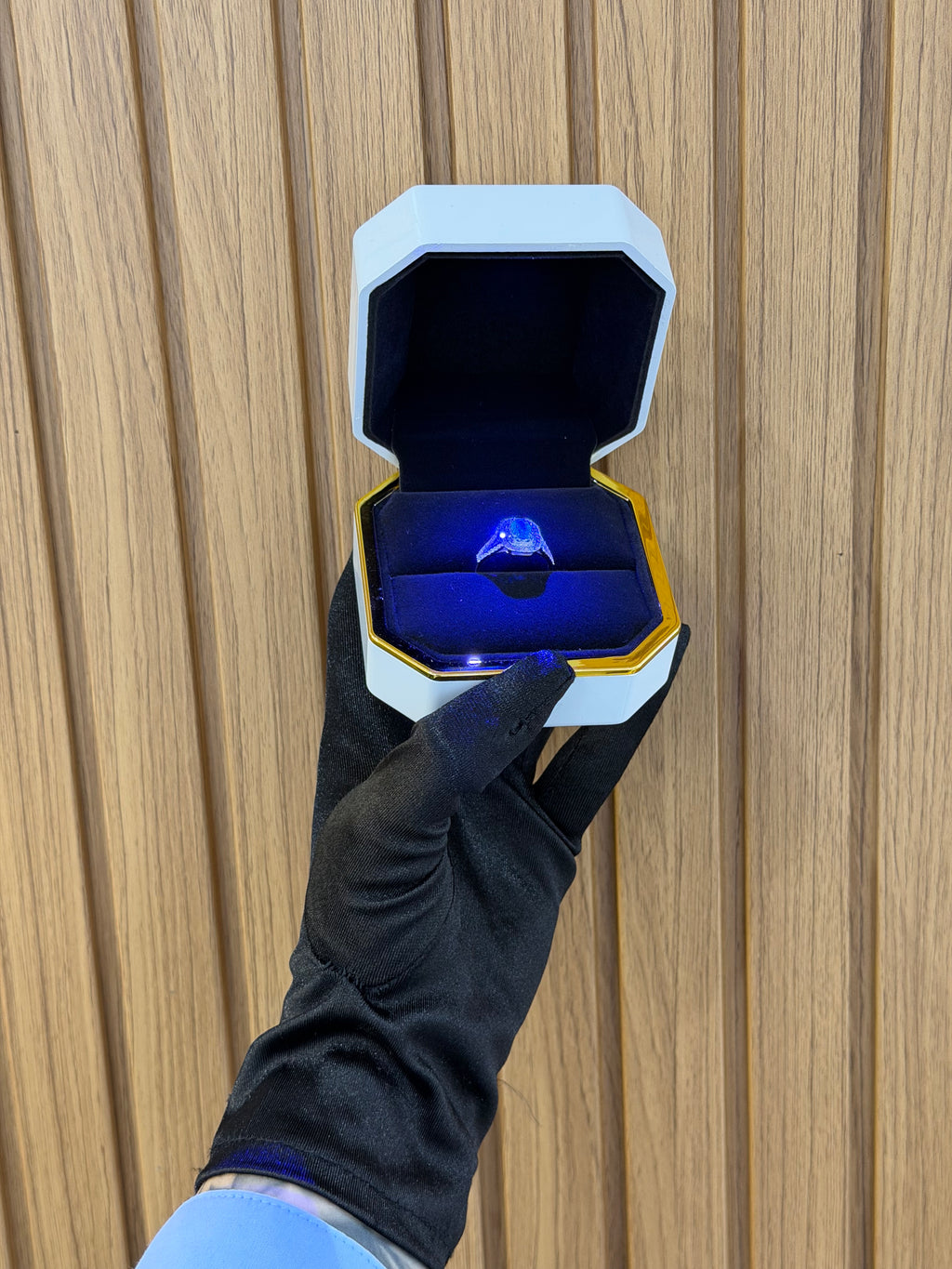 ANELLO ORO 18KT CON DIAMANTI E SMERALDO