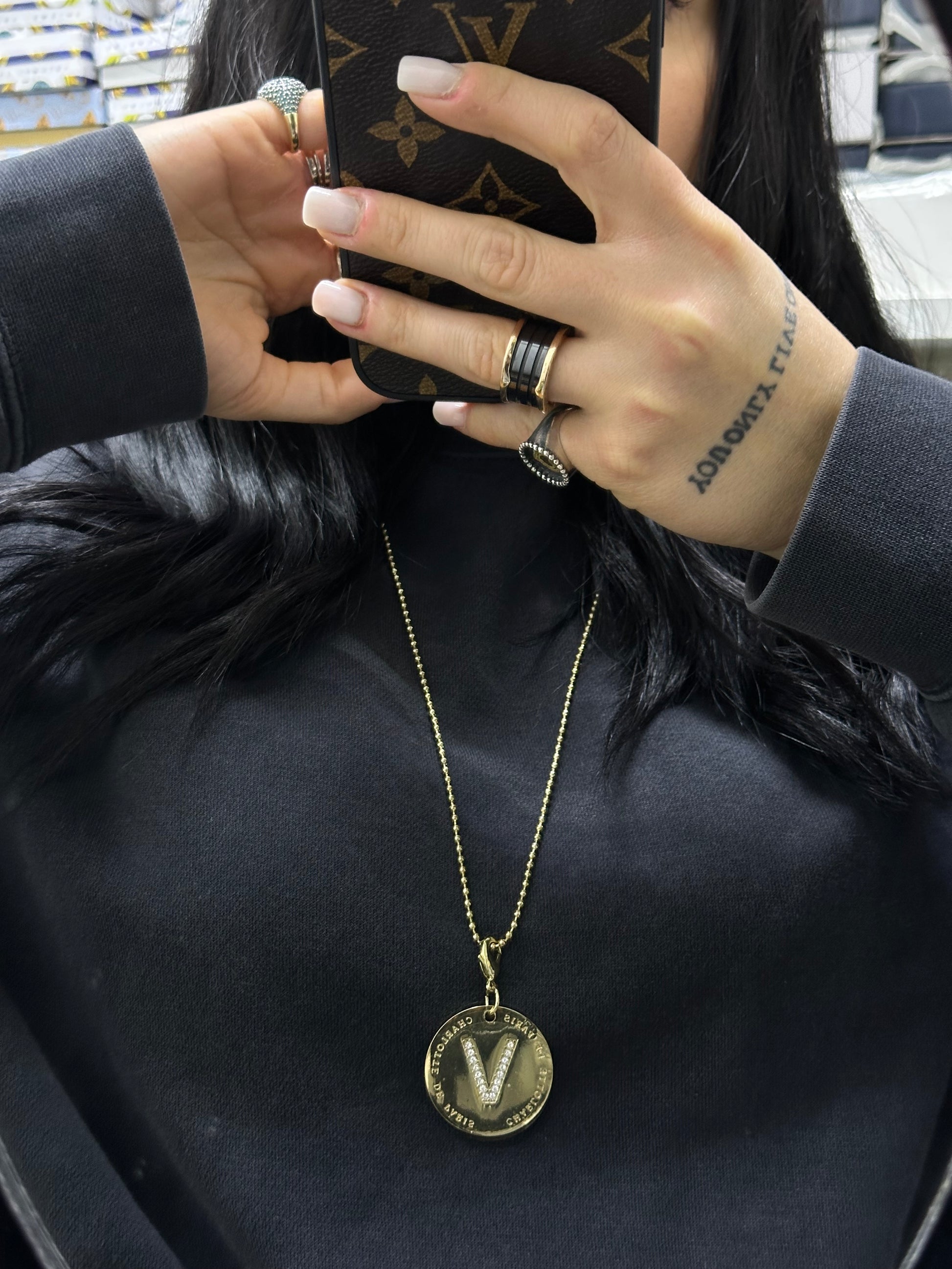 COLLANA INIZIALE IN ACCIAIO CON DORATURA LETTERA V