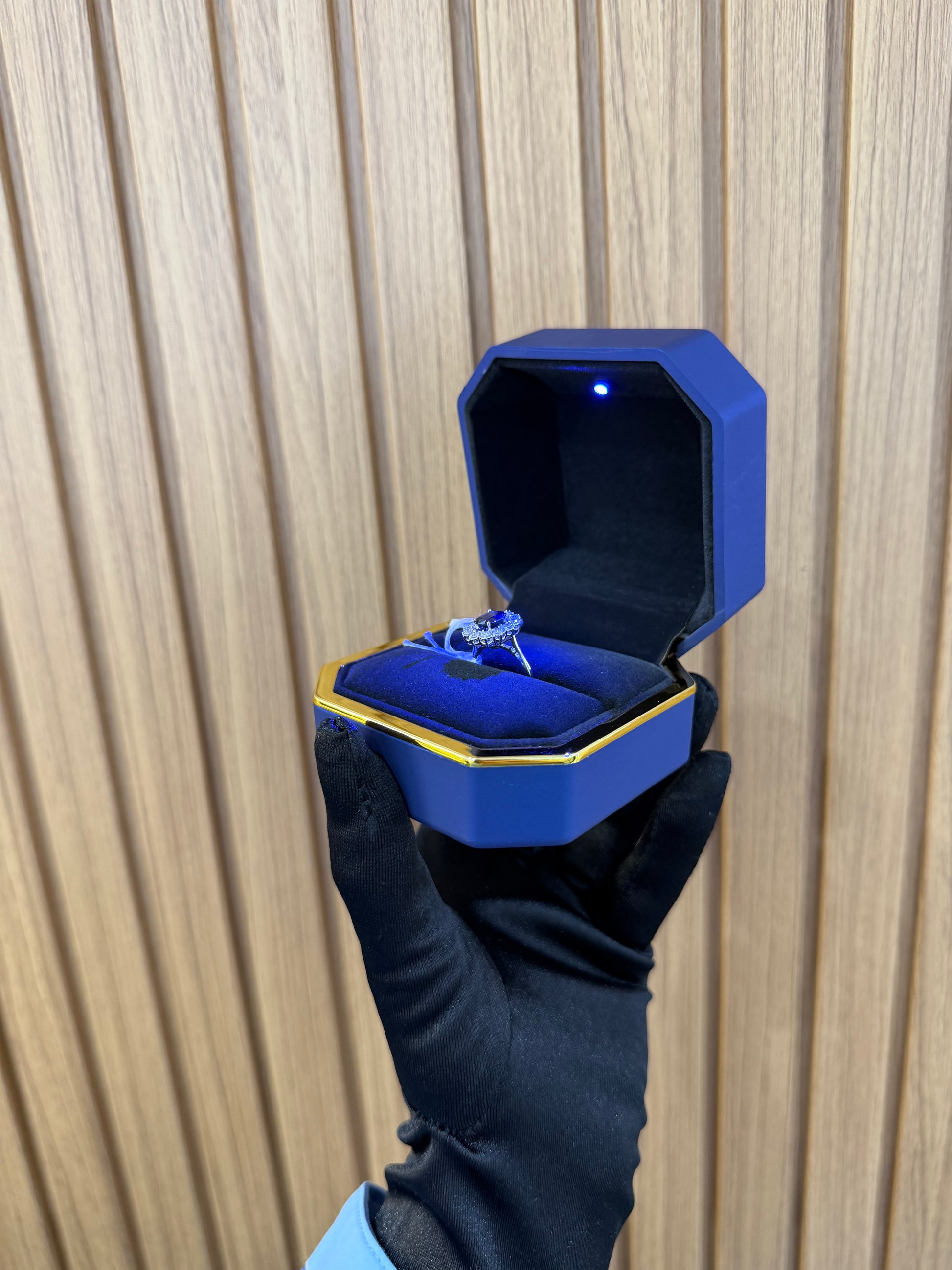 ANELLO ORO 18KT CON DIAMANTI E ZAFFIRO BLU