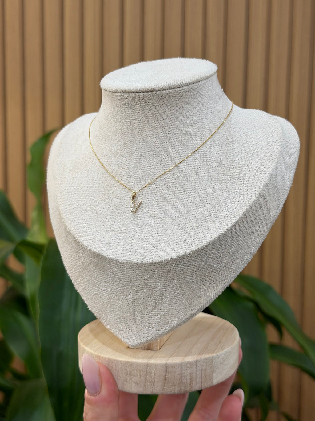 COLLANA INIZIALE V ORO 9 CARATI CON DIAMANTINI