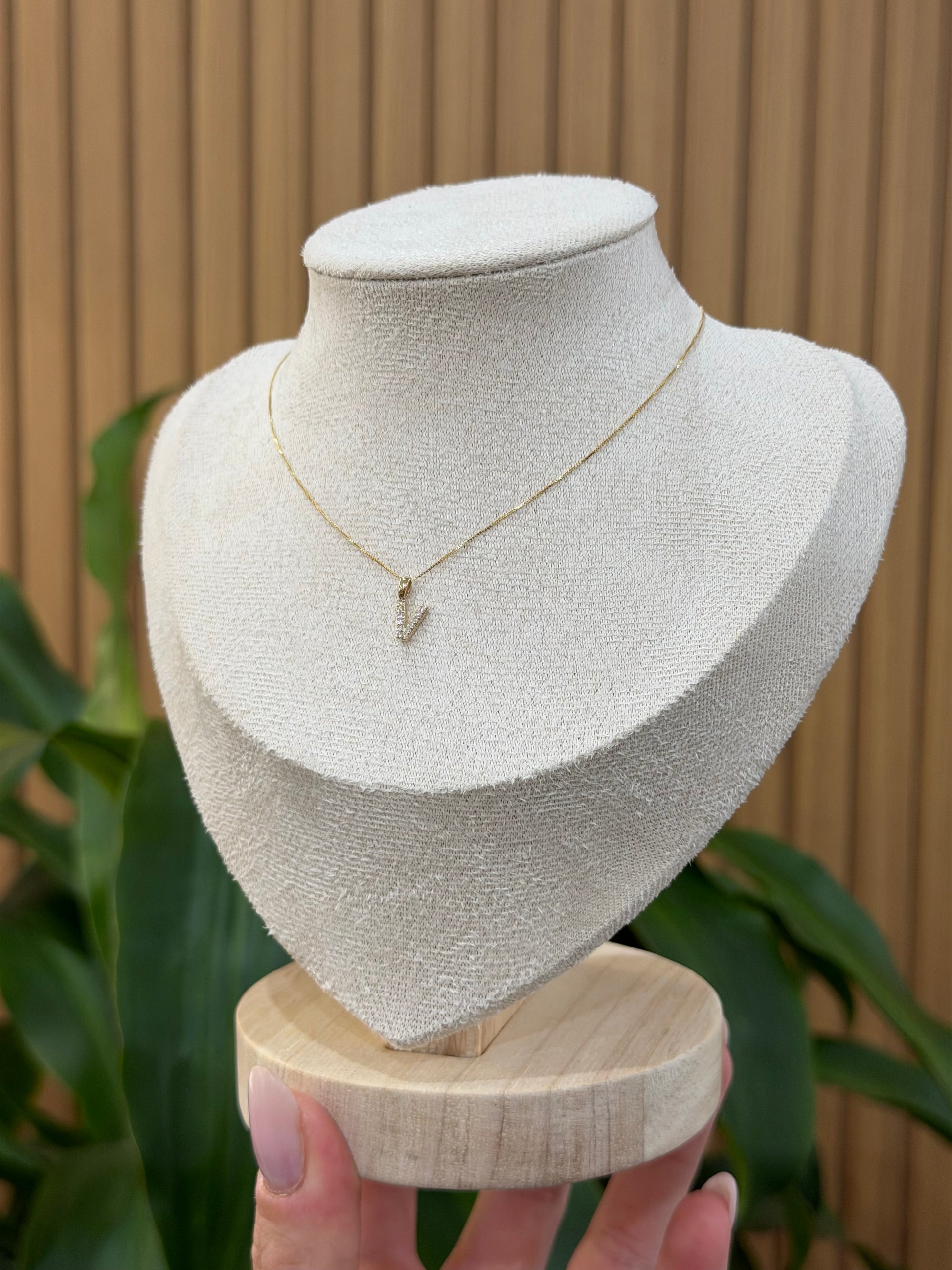 COLLANA INIZIALE V ORO 9 CARATI CON DIAMANTINI