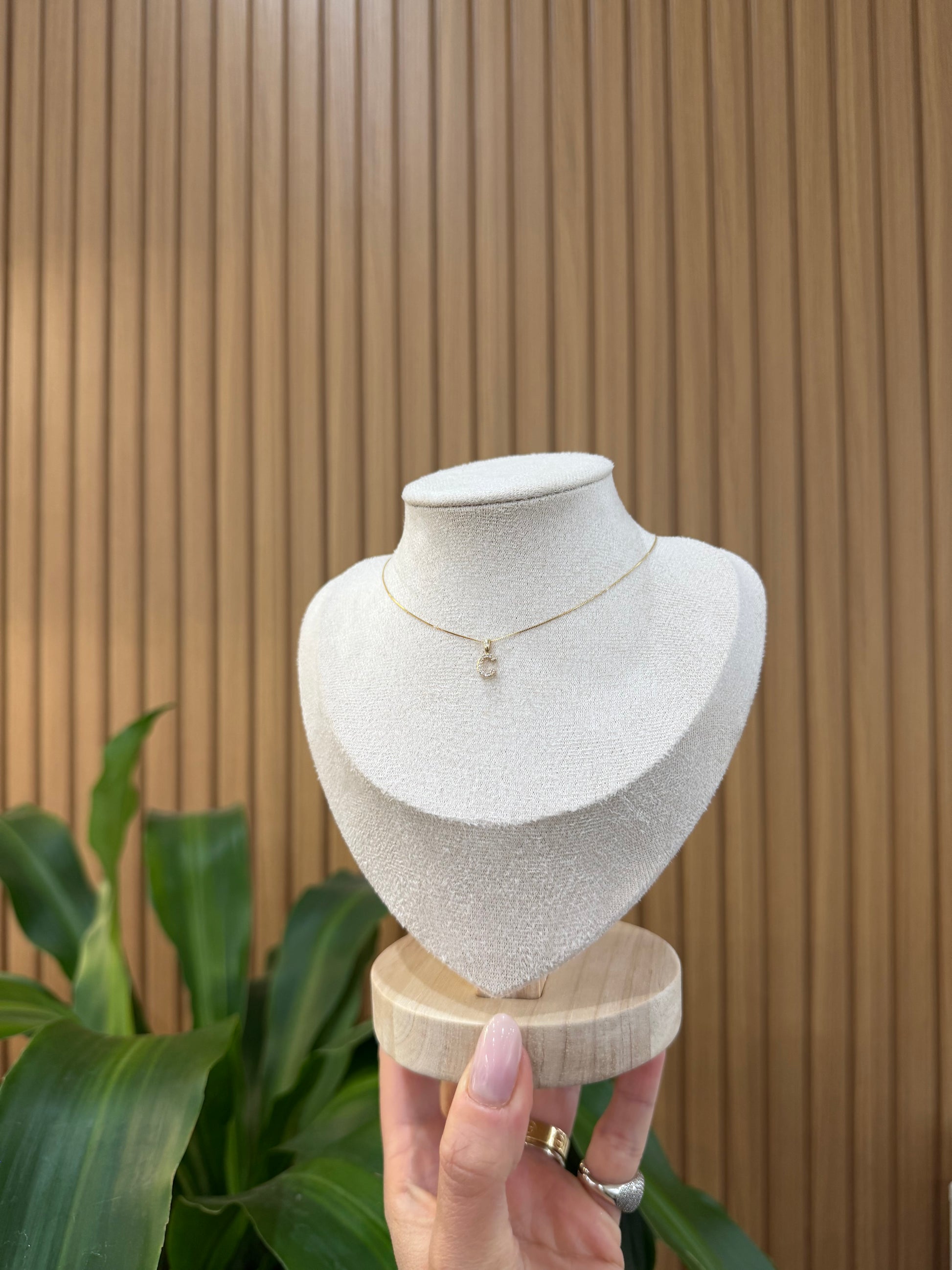 COLLANA INIZIALE C ORO 9 CARATI CON DIAMANTINI