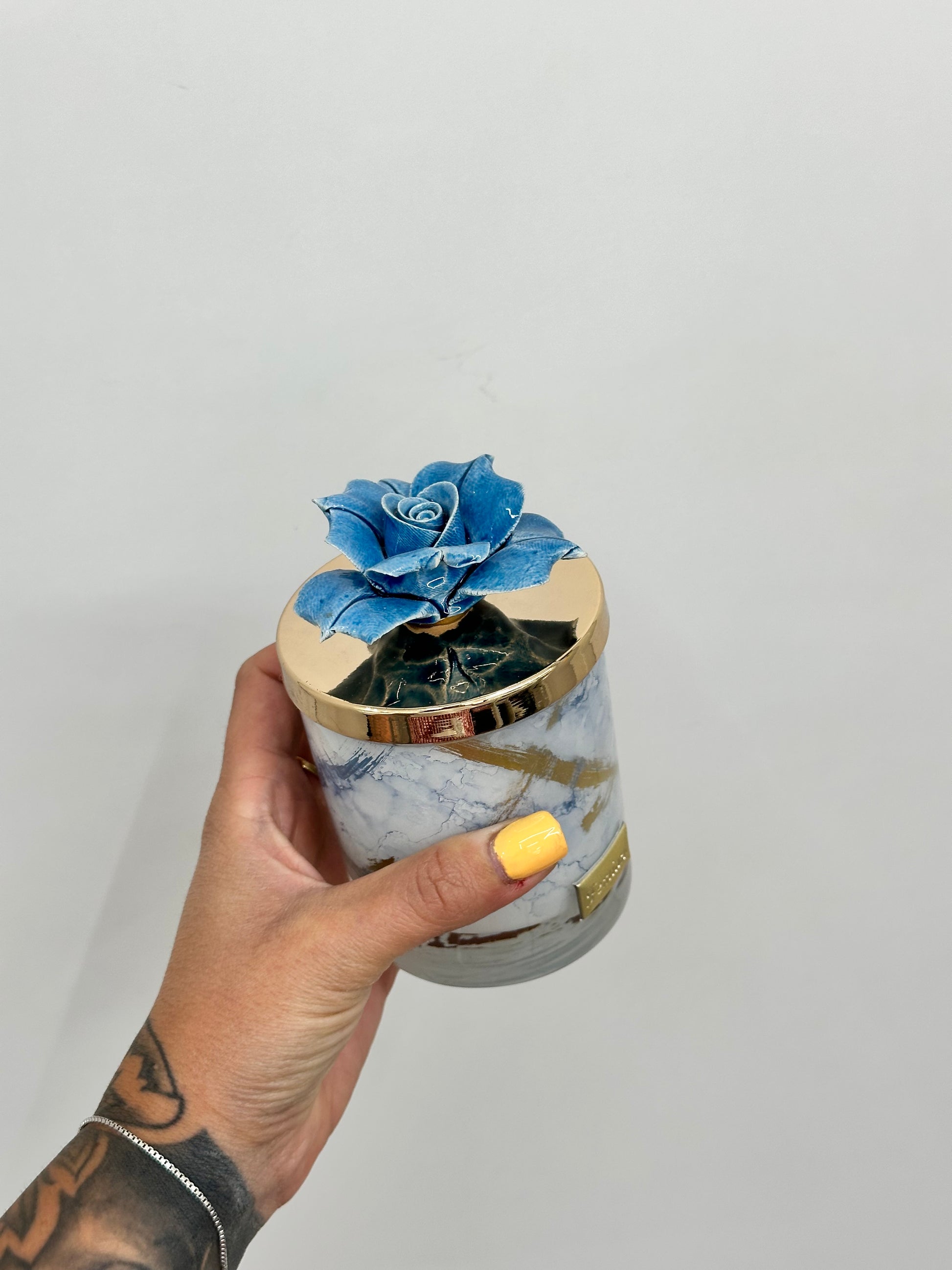 CANDELA CON ROSA CELESTE IN CERAMICA