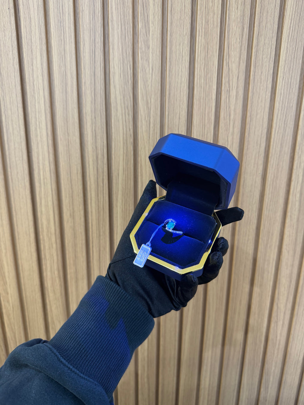 ANELLO ORO 18KT CON DIAMANTI E SMERALDO