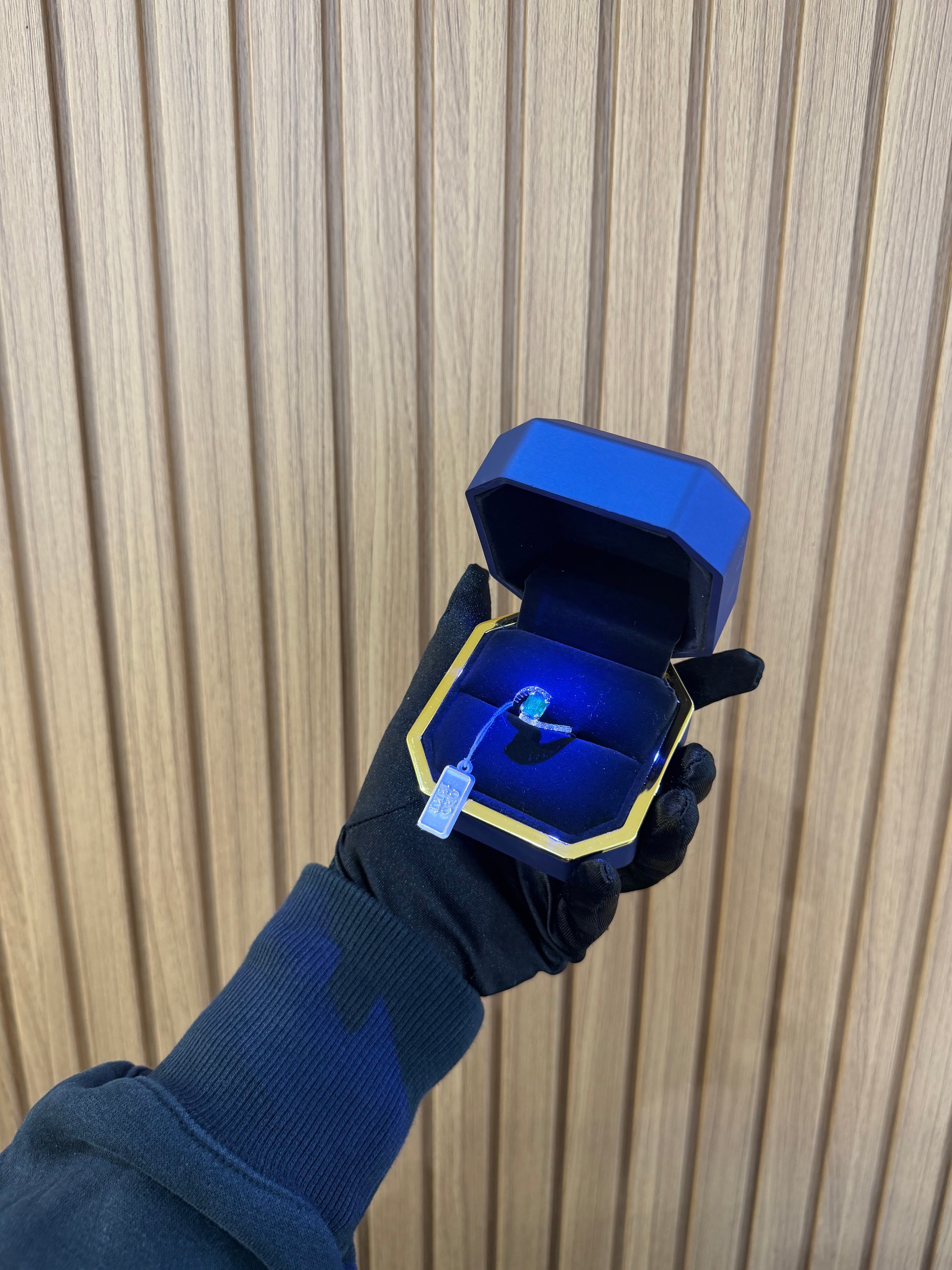 ANELLO ORO 18KT CON DIAMANTI E SMERALDO