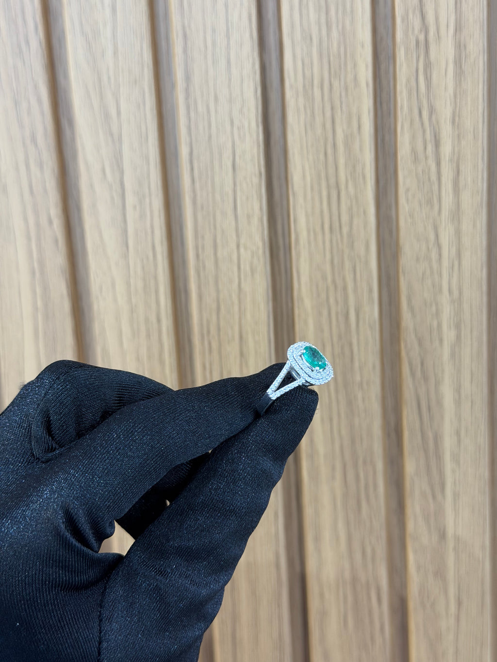 ANELLO ORO 18KT CON DIAMANTI E SMERALDO