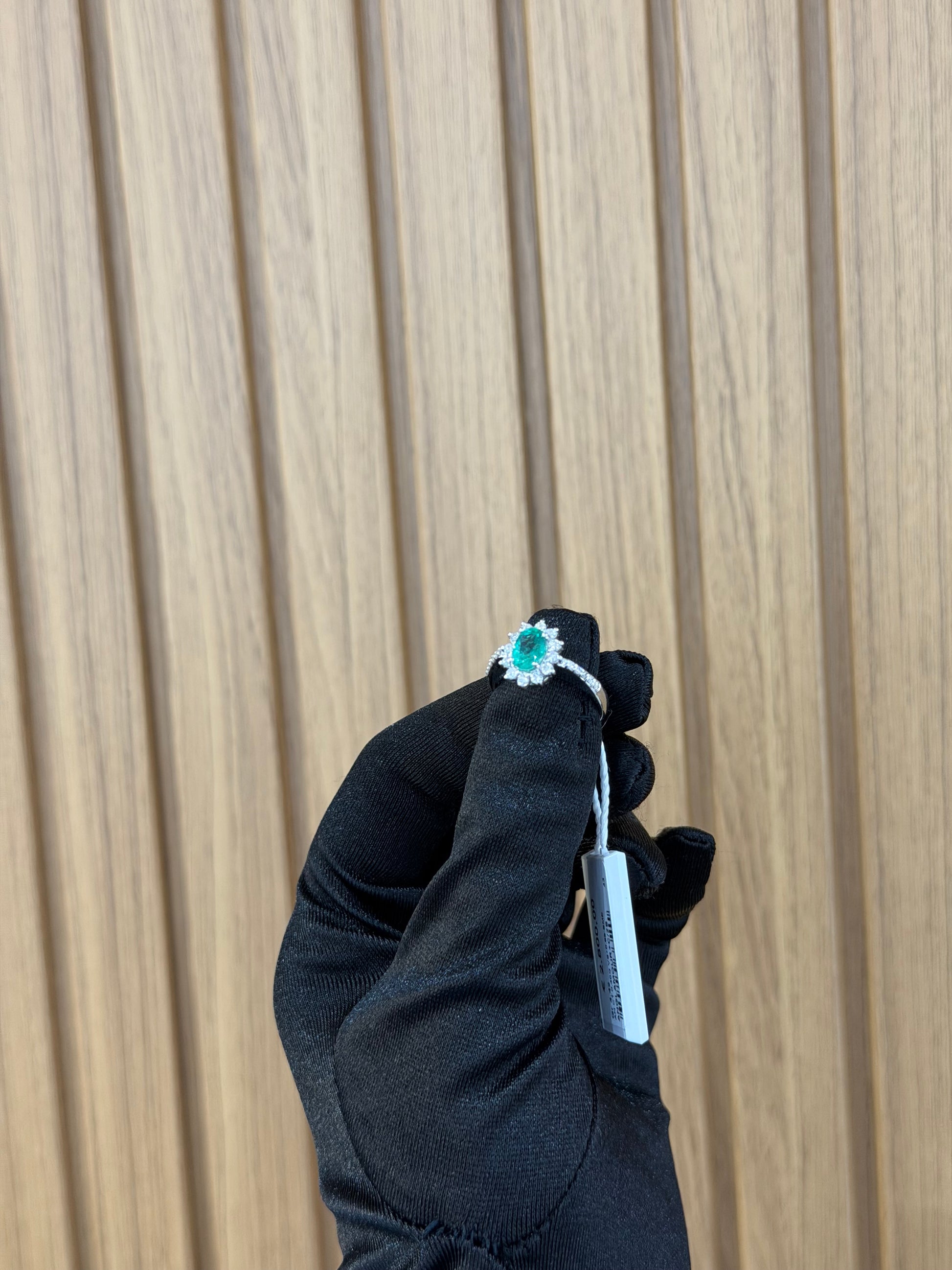 ANELLO ORO 18KT CON DIAMANTI E SMERALDO