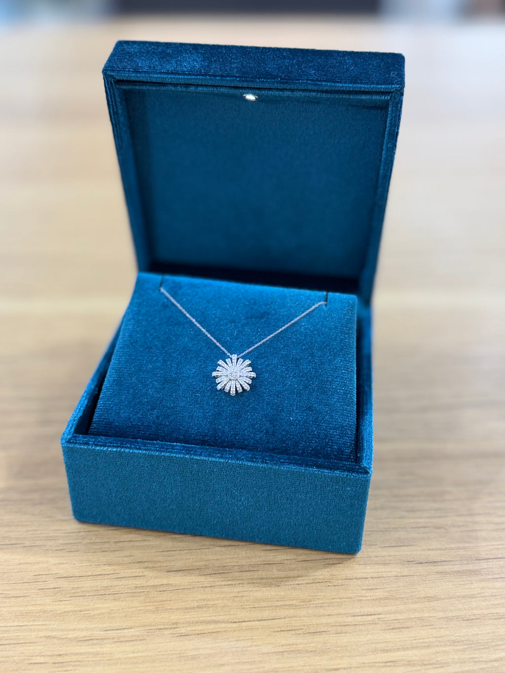 COLLANA ORO 18KT FIORE CON DIAMANTI LUCCIOLE