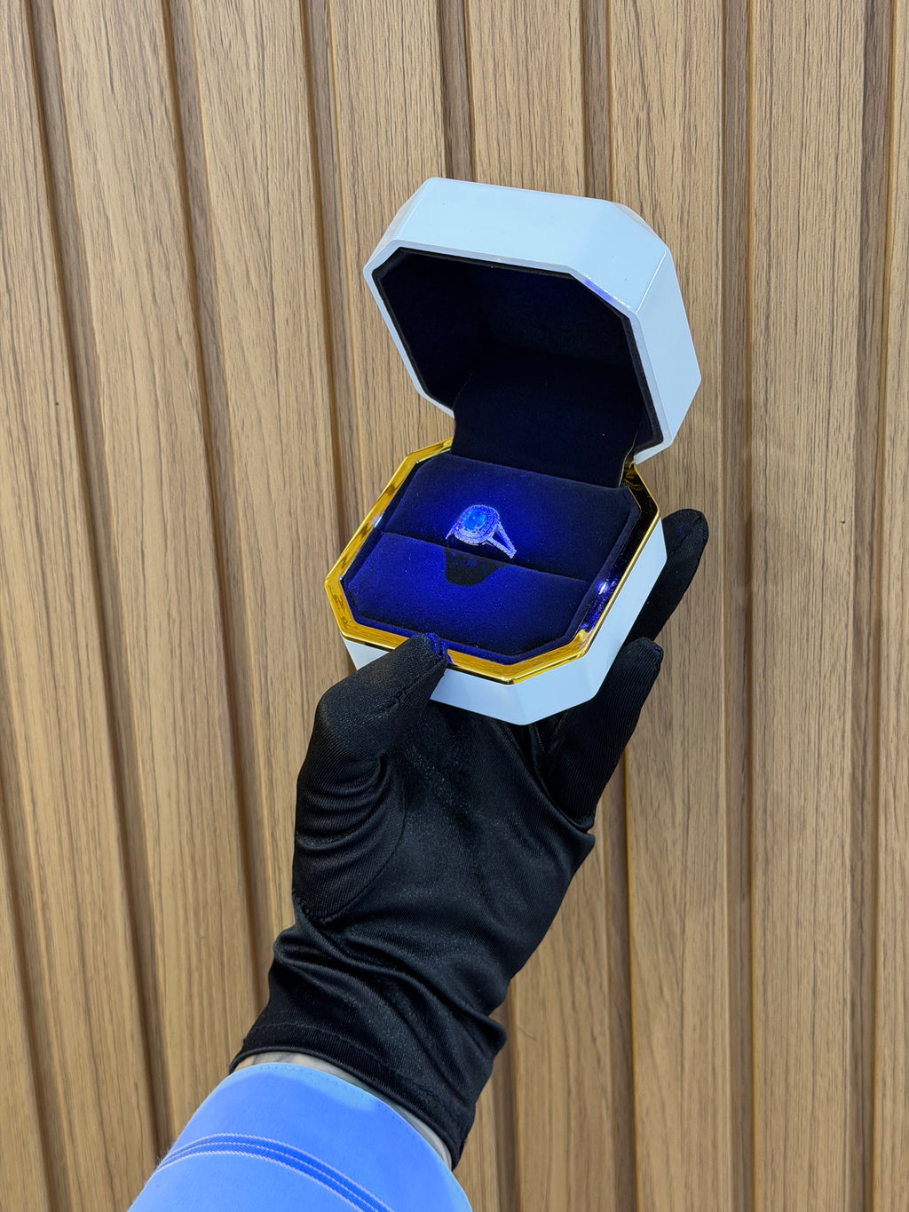 ANELLO ORO 18KT CON DIAMANTI E SMERALDO