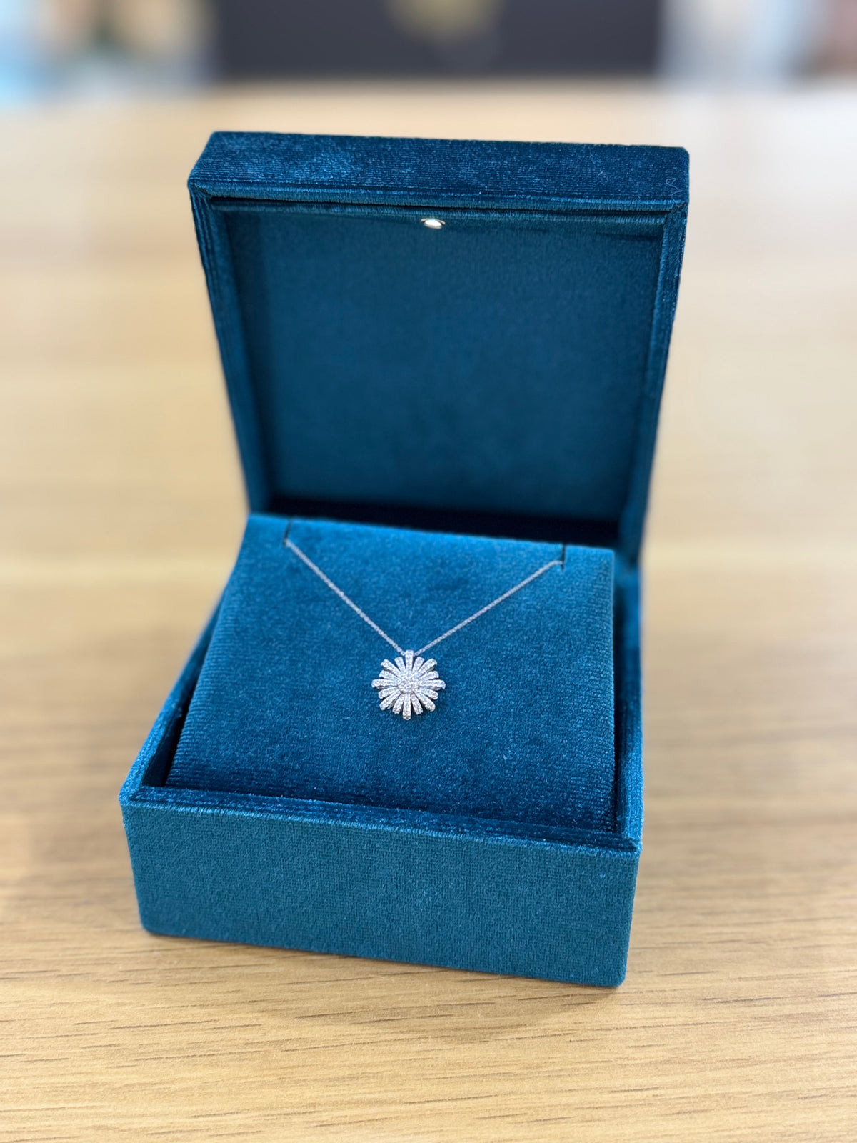 COLLANA ORO 18KT FIORE CON DIAMANTI LUCCIOLE