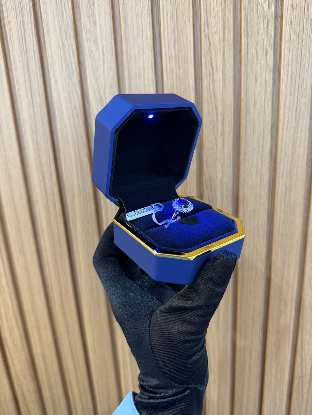 ANELLO ORO 18KT CON DIAMANTI E ZAFFIRO BLU