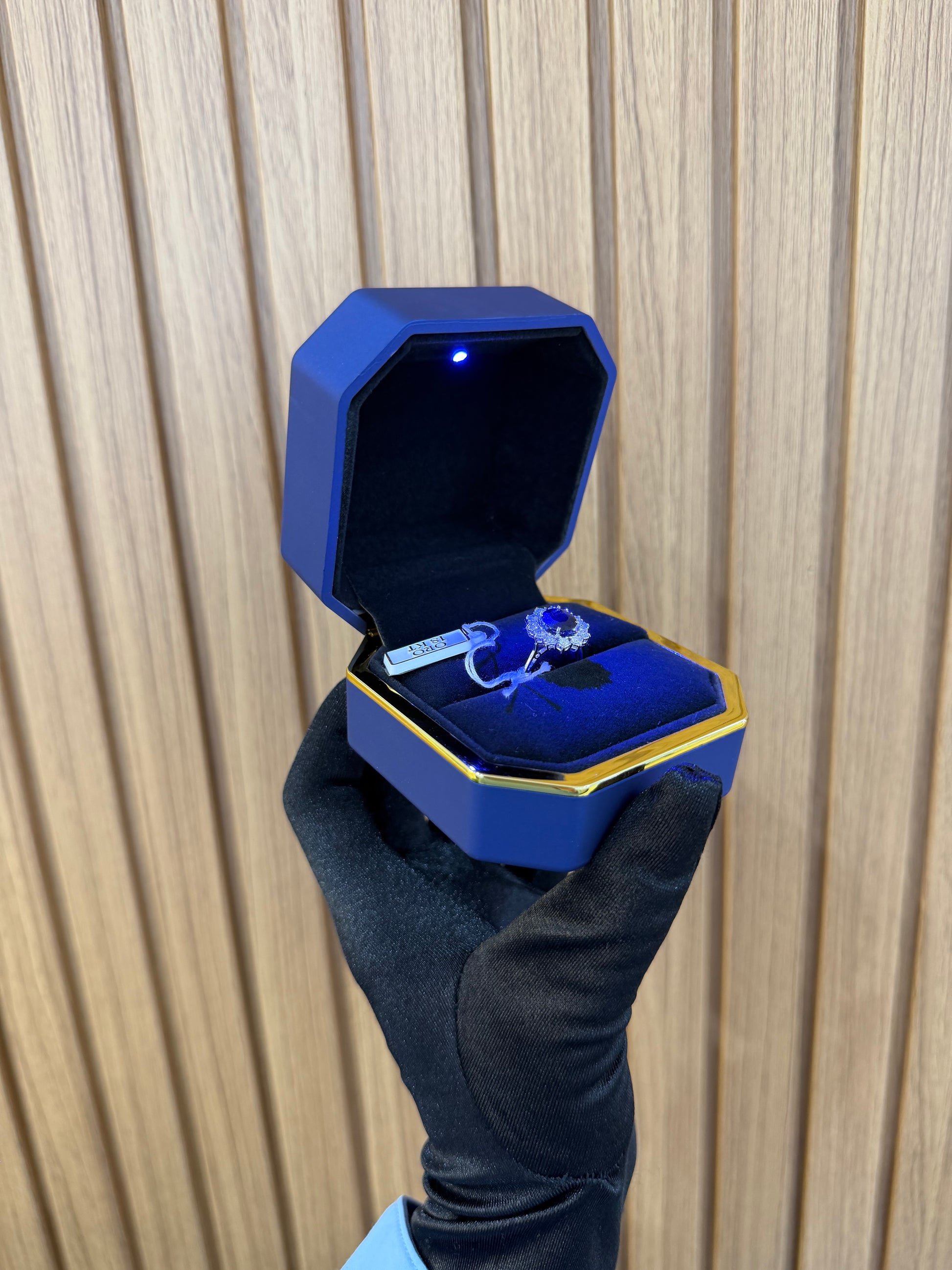 ANELLO ORO 18KT CON DIAMANTI E ZAFFIRO BLU