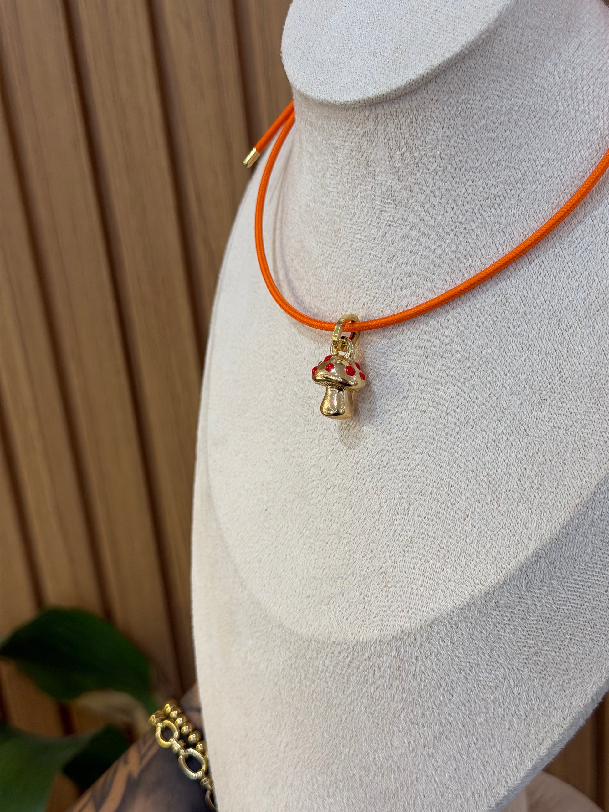 COLLANA CALAMITA CON CIONDOLO FUNGO ORO 18KT