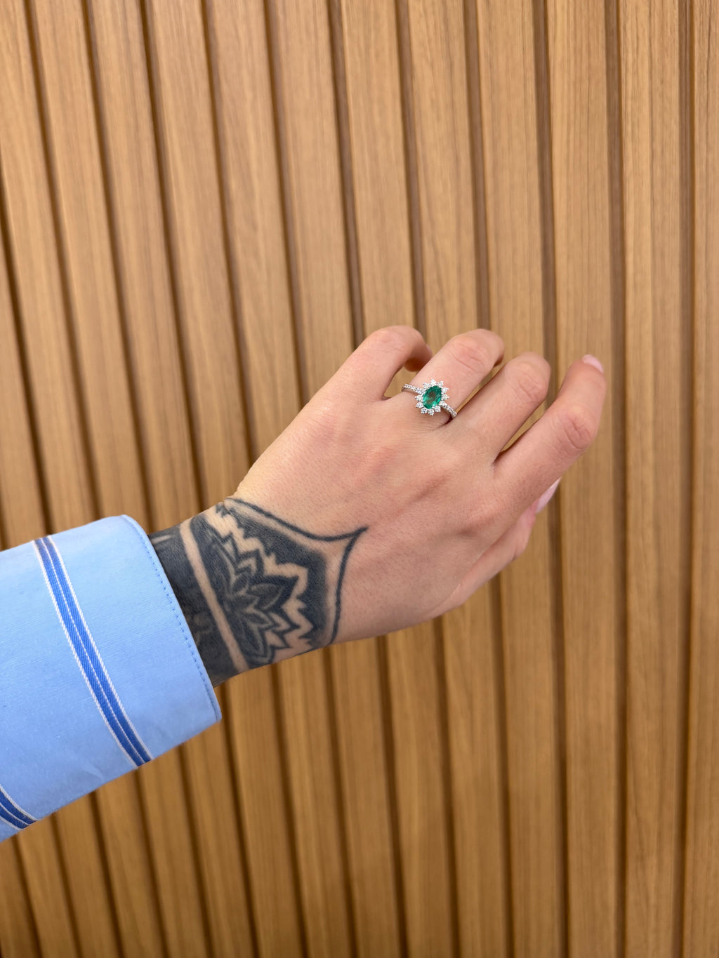 ANELLO ORO 18KT CON DIAMANTI E SMERALDO