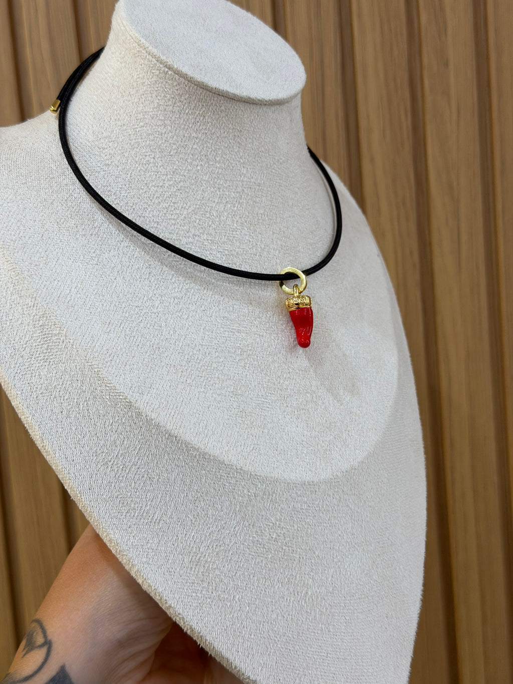 COLLANA CALAMITA CON CIONDOLO CORNO SMALTATO ORO 18KT