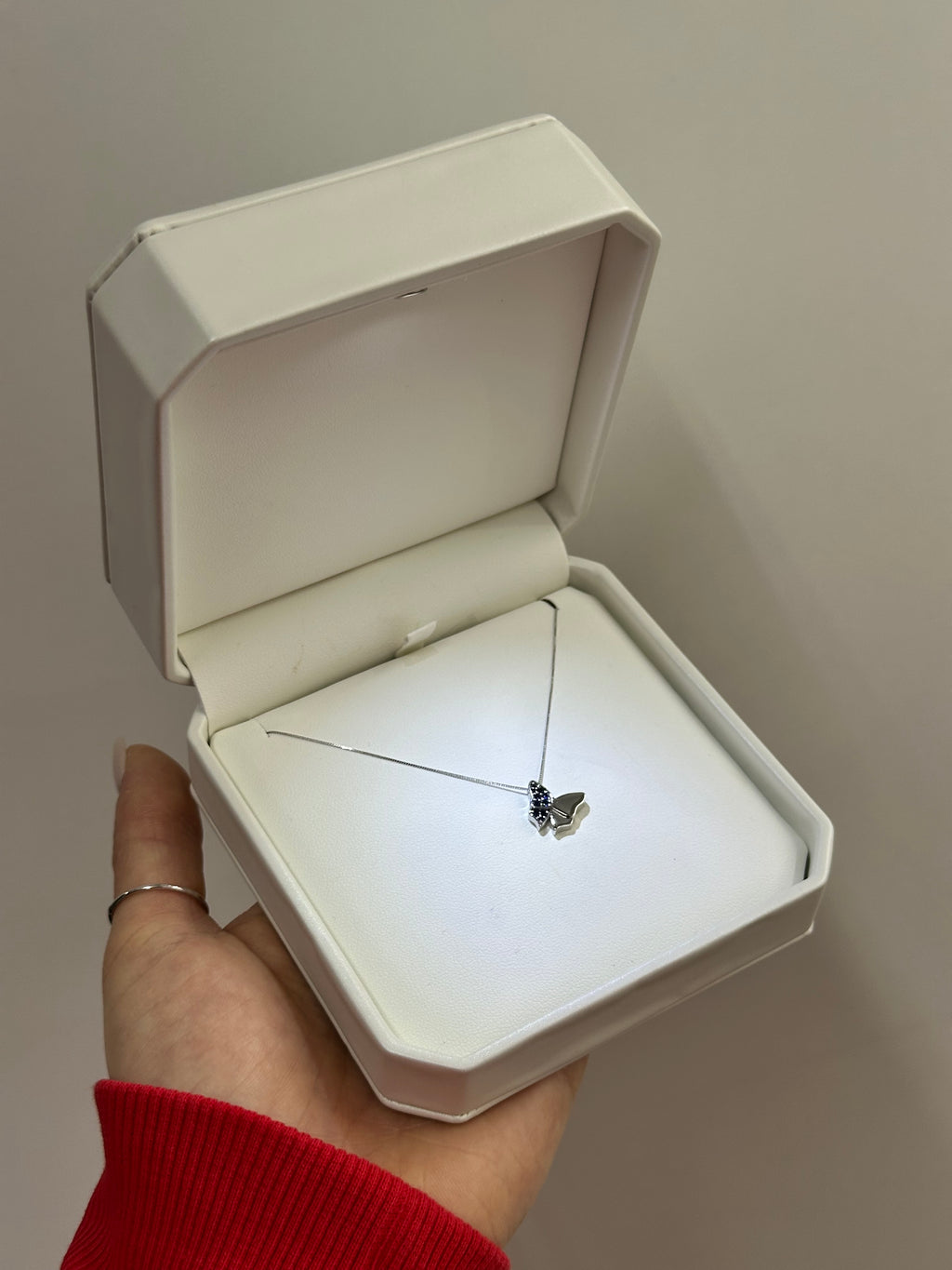 COLLANA FARFALLA IN ORO 18KT CON ZAFFIRO BLU