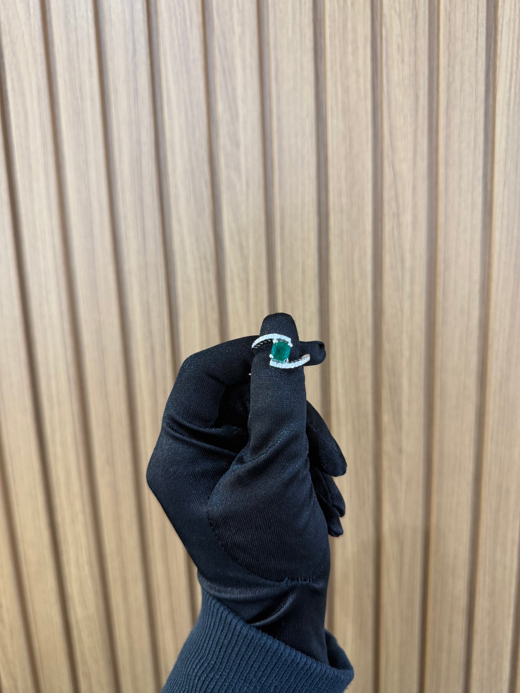 ANELLO ORO 18KT CON DIAMANTI E SMERALDO