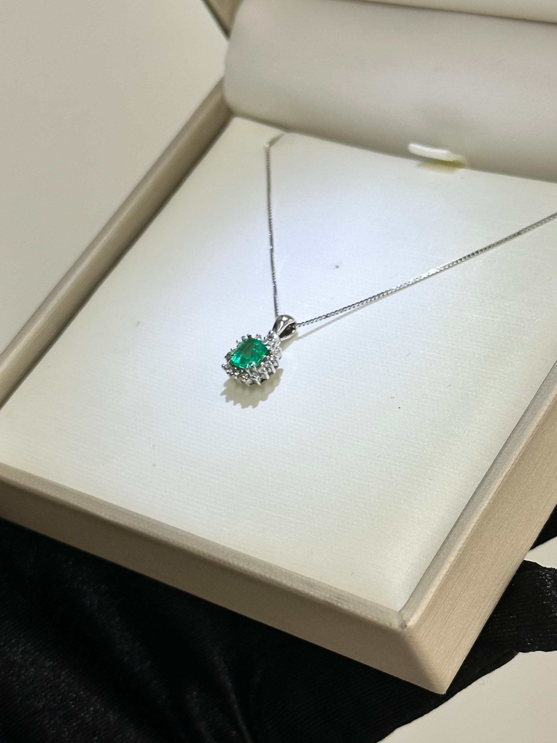 COLLANA CON SMERALDO E DIAMANTI ORO 18KT