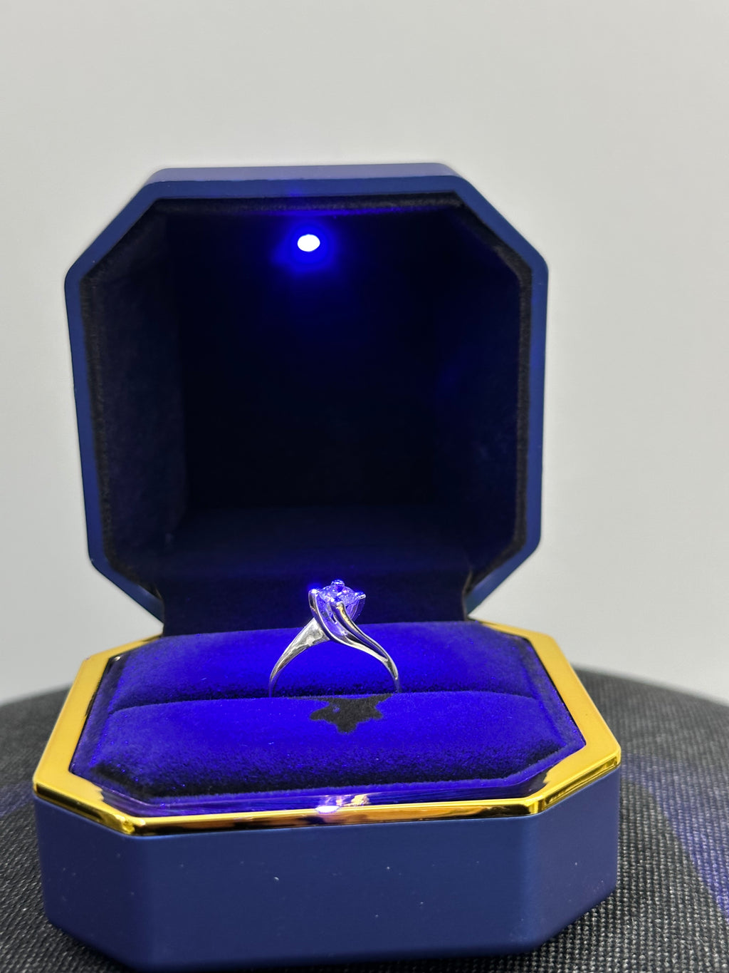 ANELLO SOLITARIO ORO 18KT CON DIAMANTI
