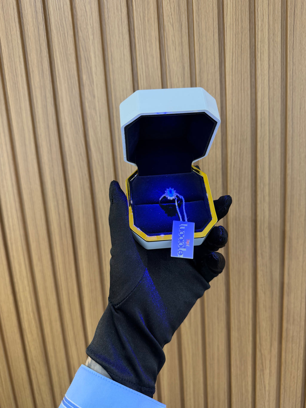 ANELLO ORO 18KT CON DIAMANTI E SMERALDO