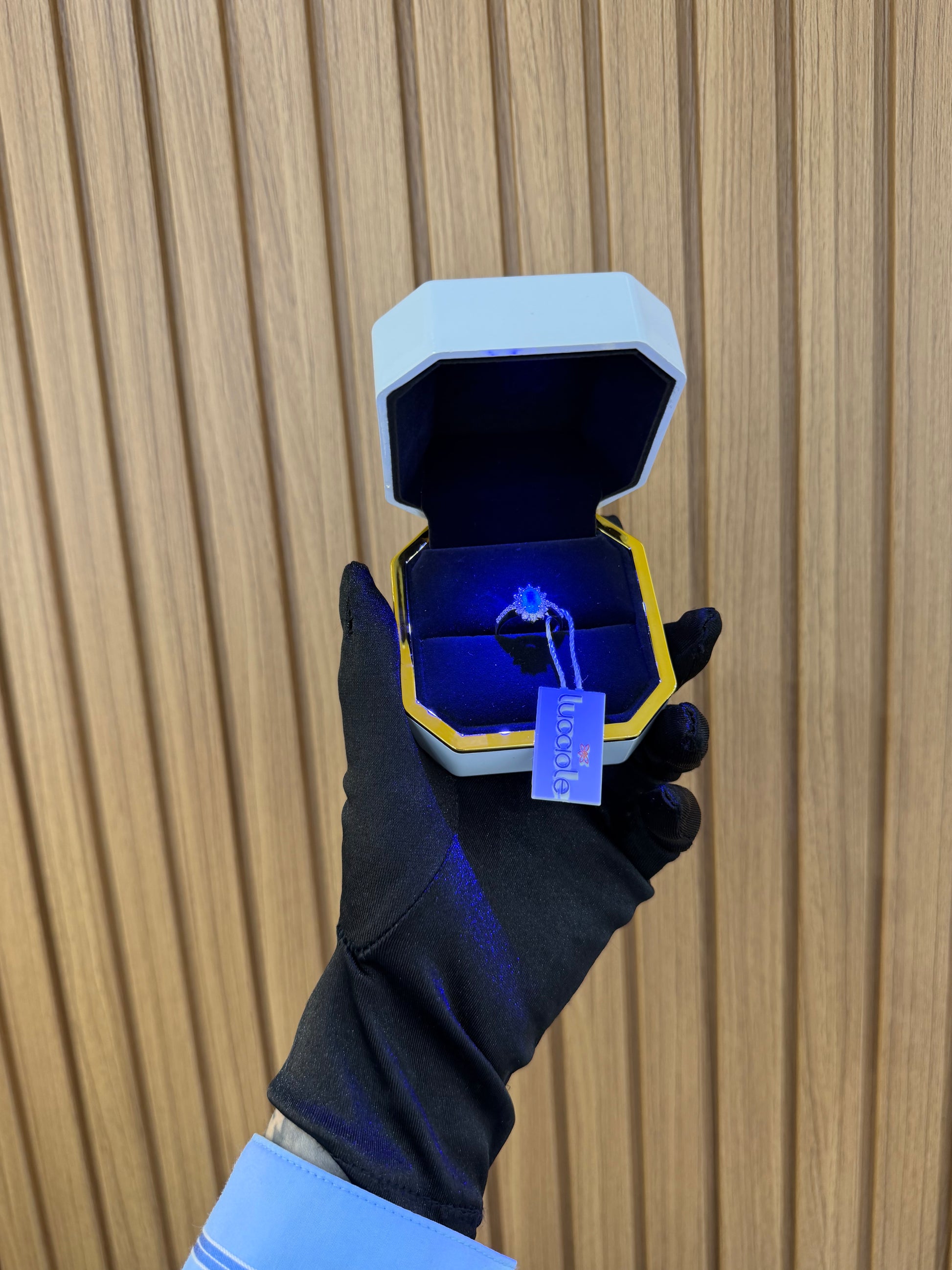 ANELLO ORO 18KT CON DIAMANTI E SMERALDO