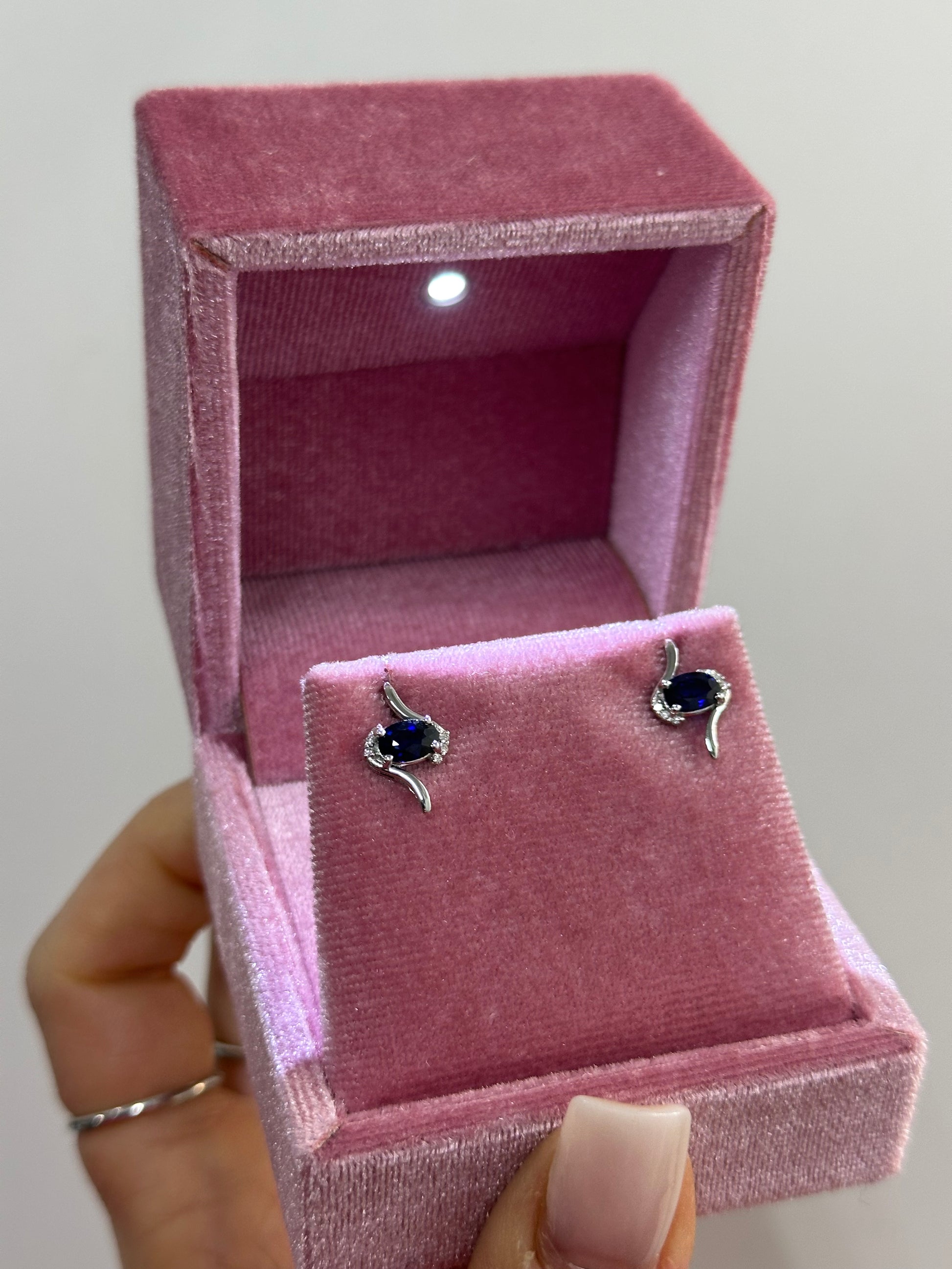 ORECCHINI IN ORO 18KT CON ZAFFIRI E DIAMANTI