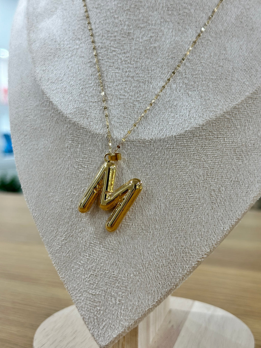 COLLANA SPECCHIATA IN ORO 18KT CON INIZIALE M