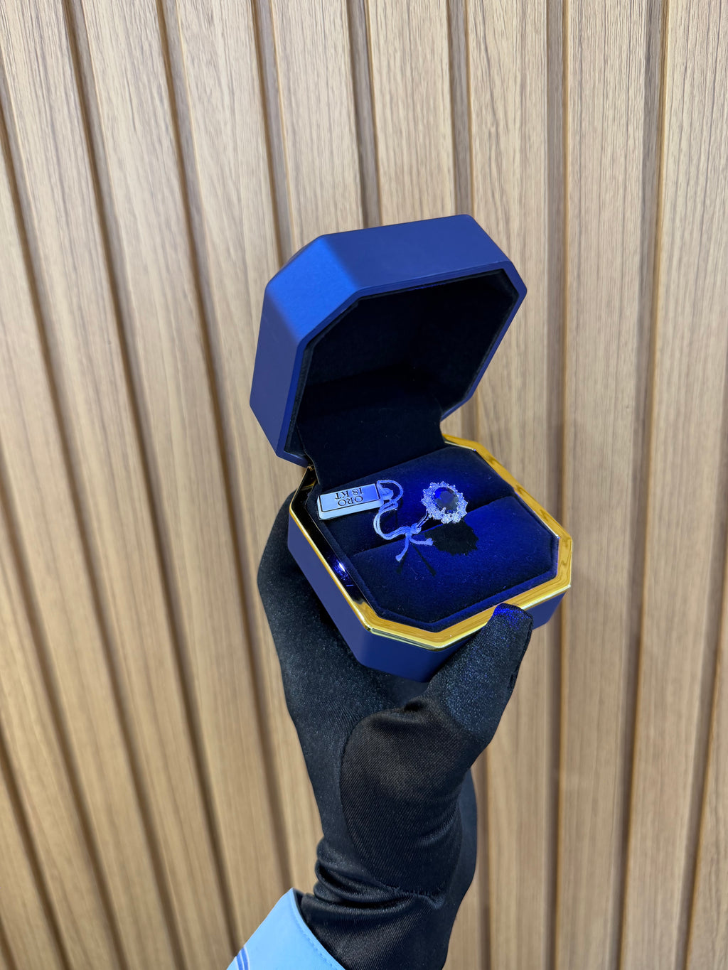 ANELLO ORO 18KT CON DIAMANTI E ZAFFIRO BLU