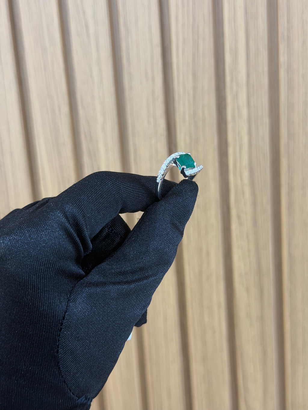 ANELLO ORO 18KT CON DIAMANTI E SMERALDO